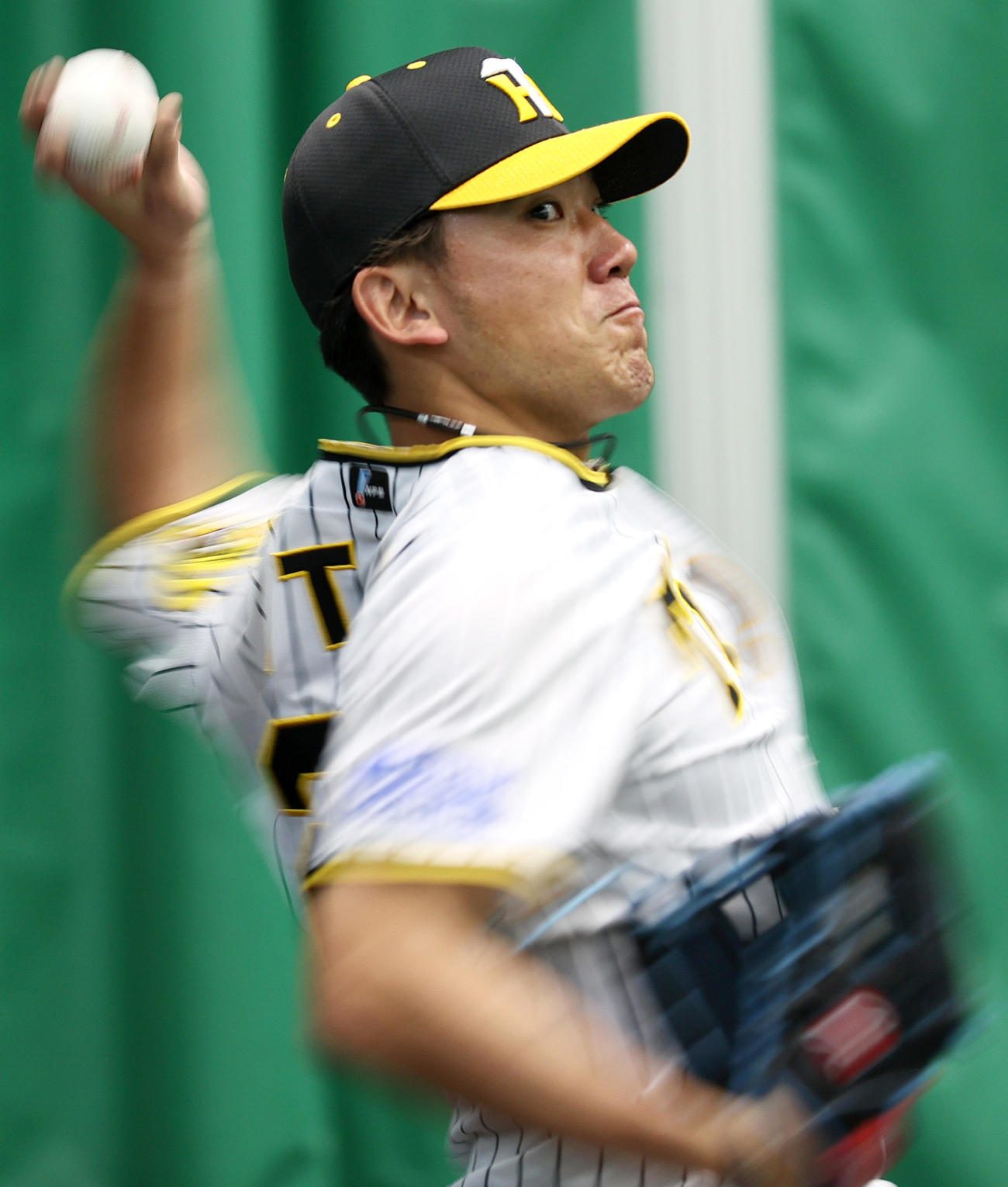 ブルペンで投げこむ伊藤将（撮影・上山淳一）