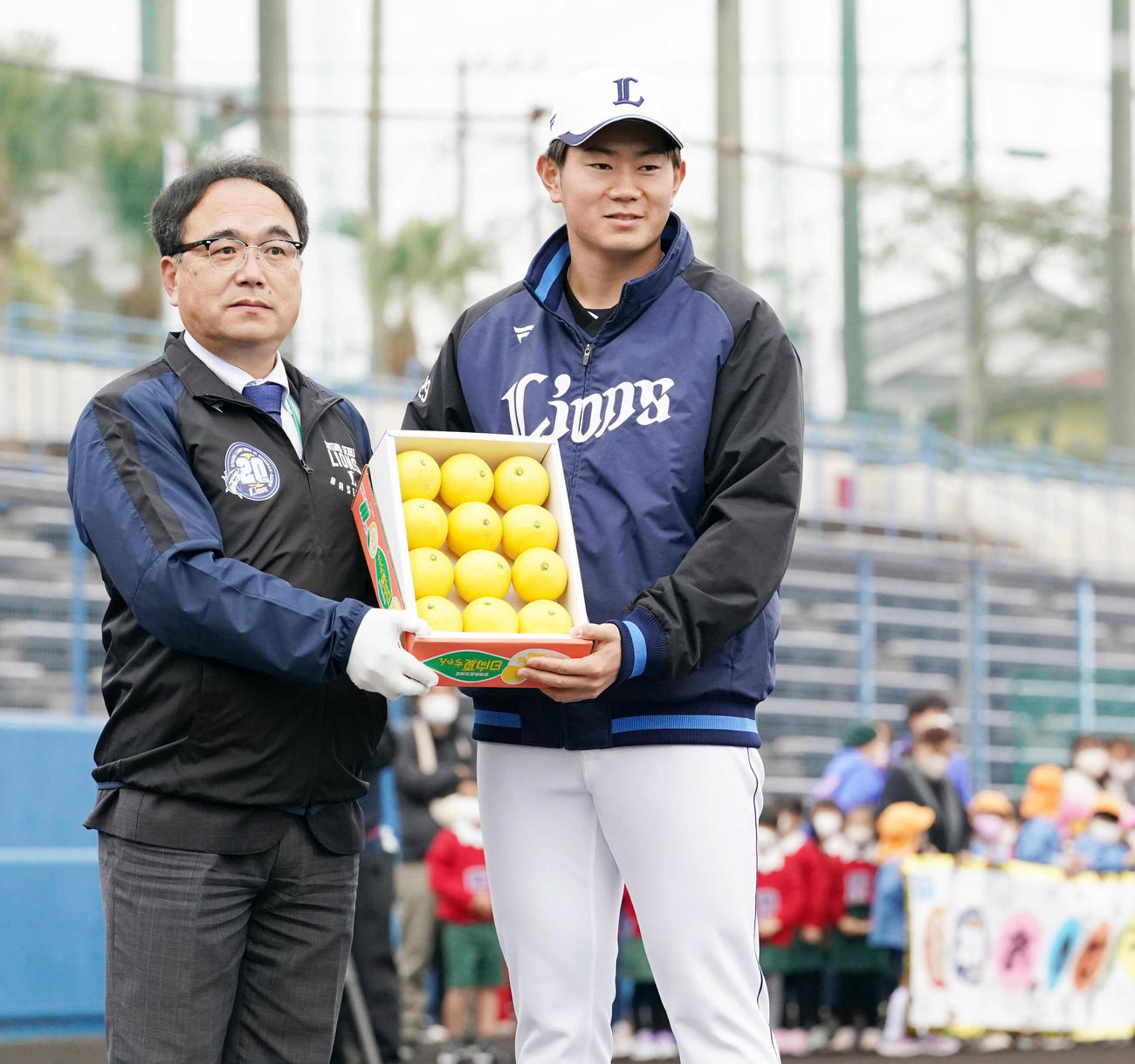 南郷キャンプ初日を迎え歓迎セレモニーで地元の特産品を贈呈される西武ドラフト4位の青山（撮影・小沢裕）