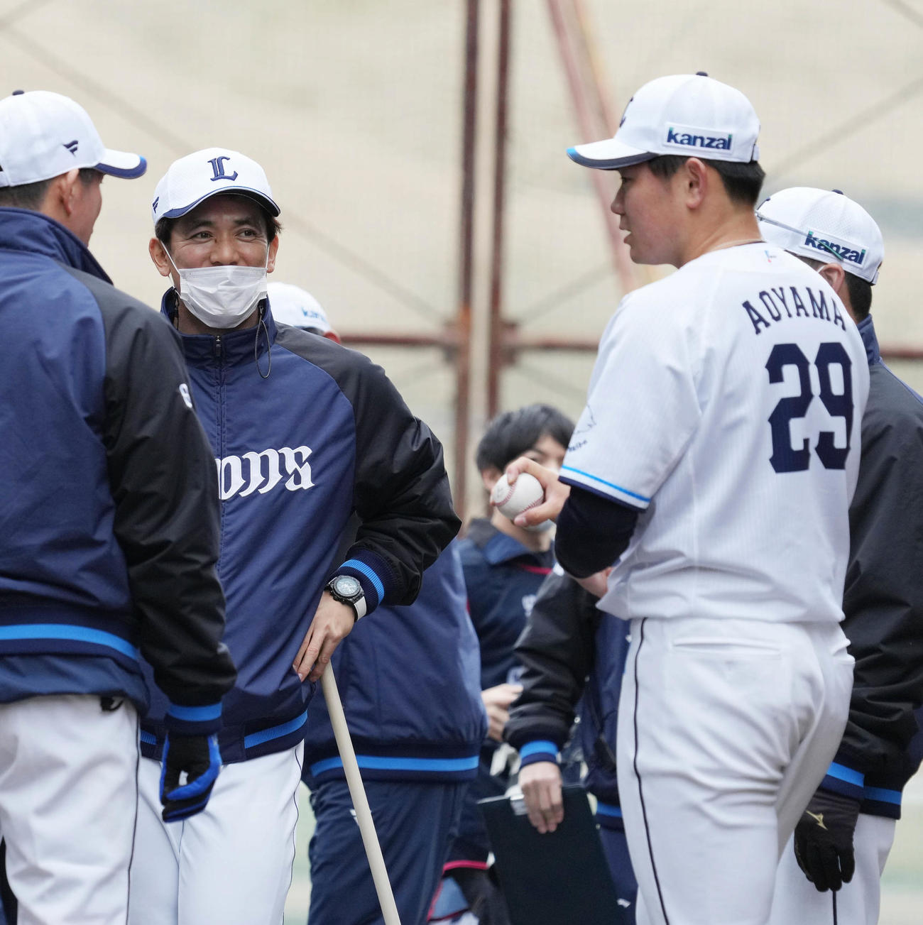 ブルペンで投球を終えた西武ドラフト4位の青山（右）は松井監督に声を掛けられる（撮影・小沢裕）