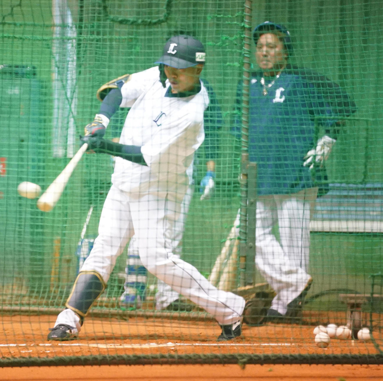 室内練習場で打撃練習に臨む西武ドラフト1位の蛭間。後方右は山川（撮影・小沢裕）