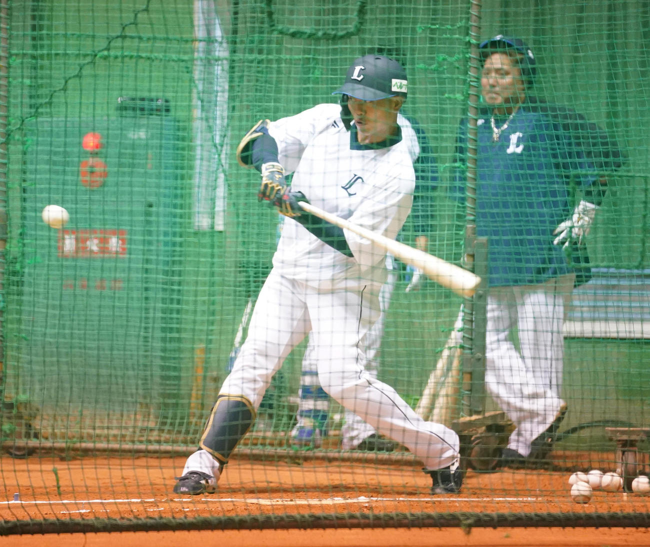 室内練習場で打撃練習に臨む西武ドラフト1位の蛭間。後方右は山川（撮影・小沢裕）