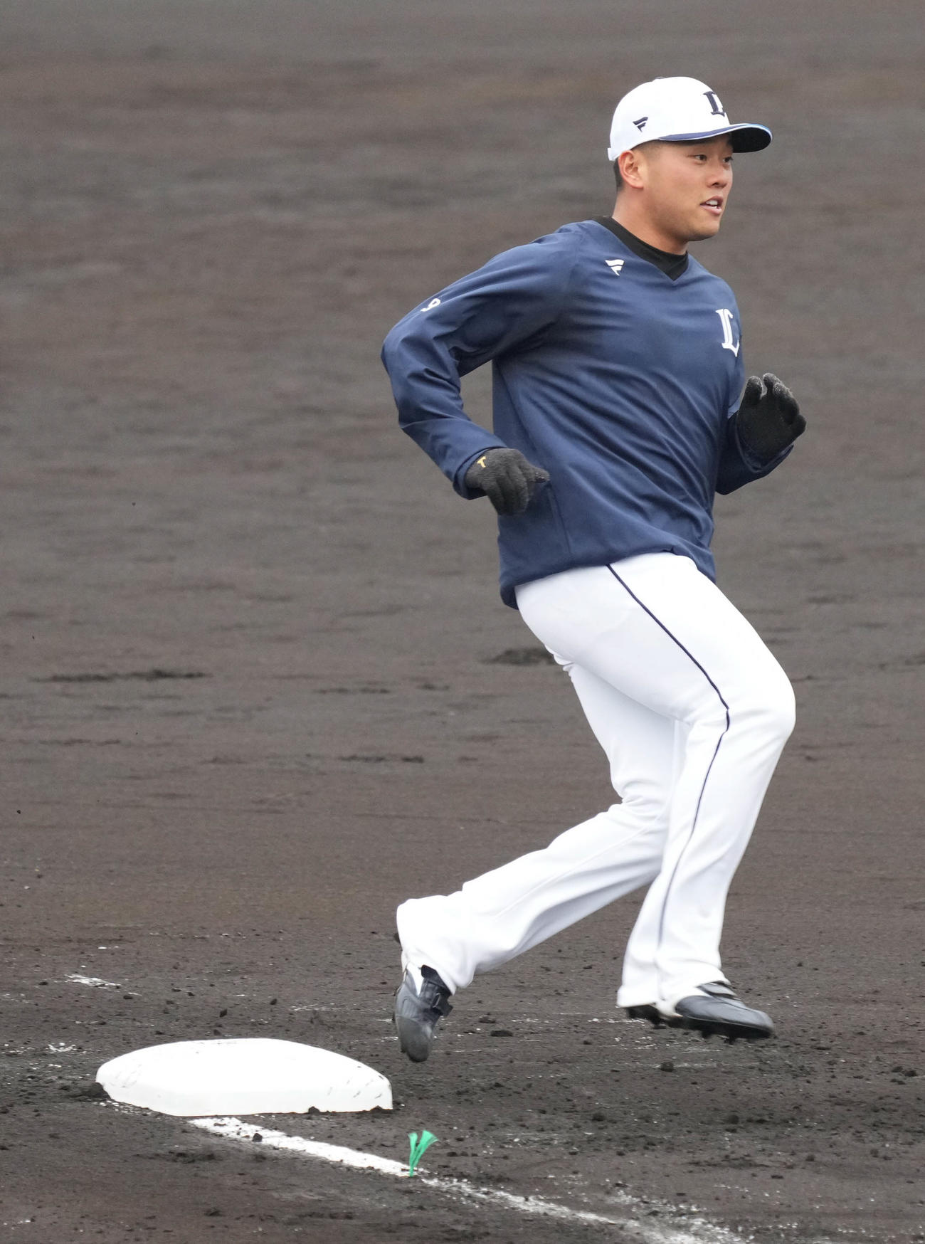 ベースランニングする西武ドラフト1位の蛭間（撮影・小沢裕）