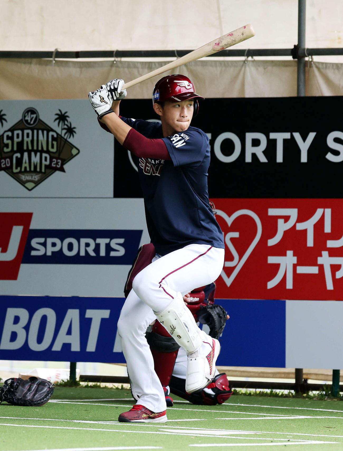 ブルペンで打席に立つ楽天吉野（撮影・鈴木正人）