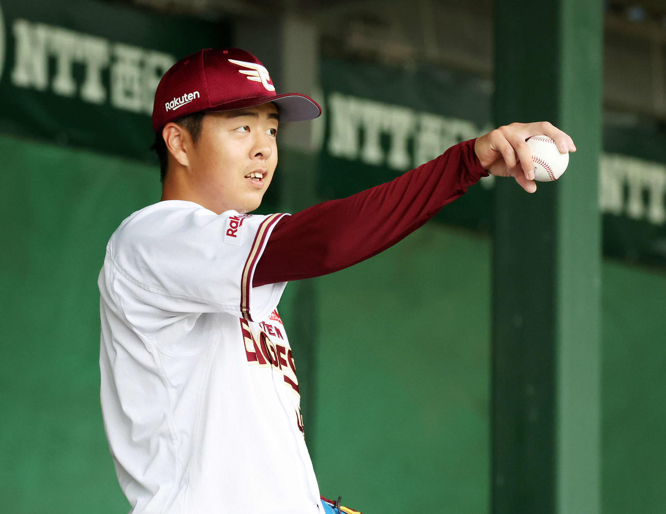 ブルペン投球中、球種を伝える楽天松井友（撮影・鈴木正人）