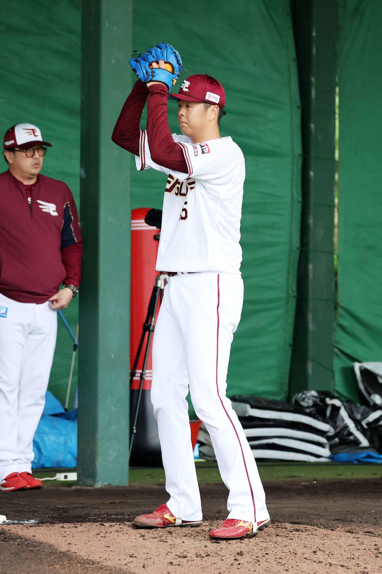 ブルペン投球する楽天松井友（撮影・鈴木正人）