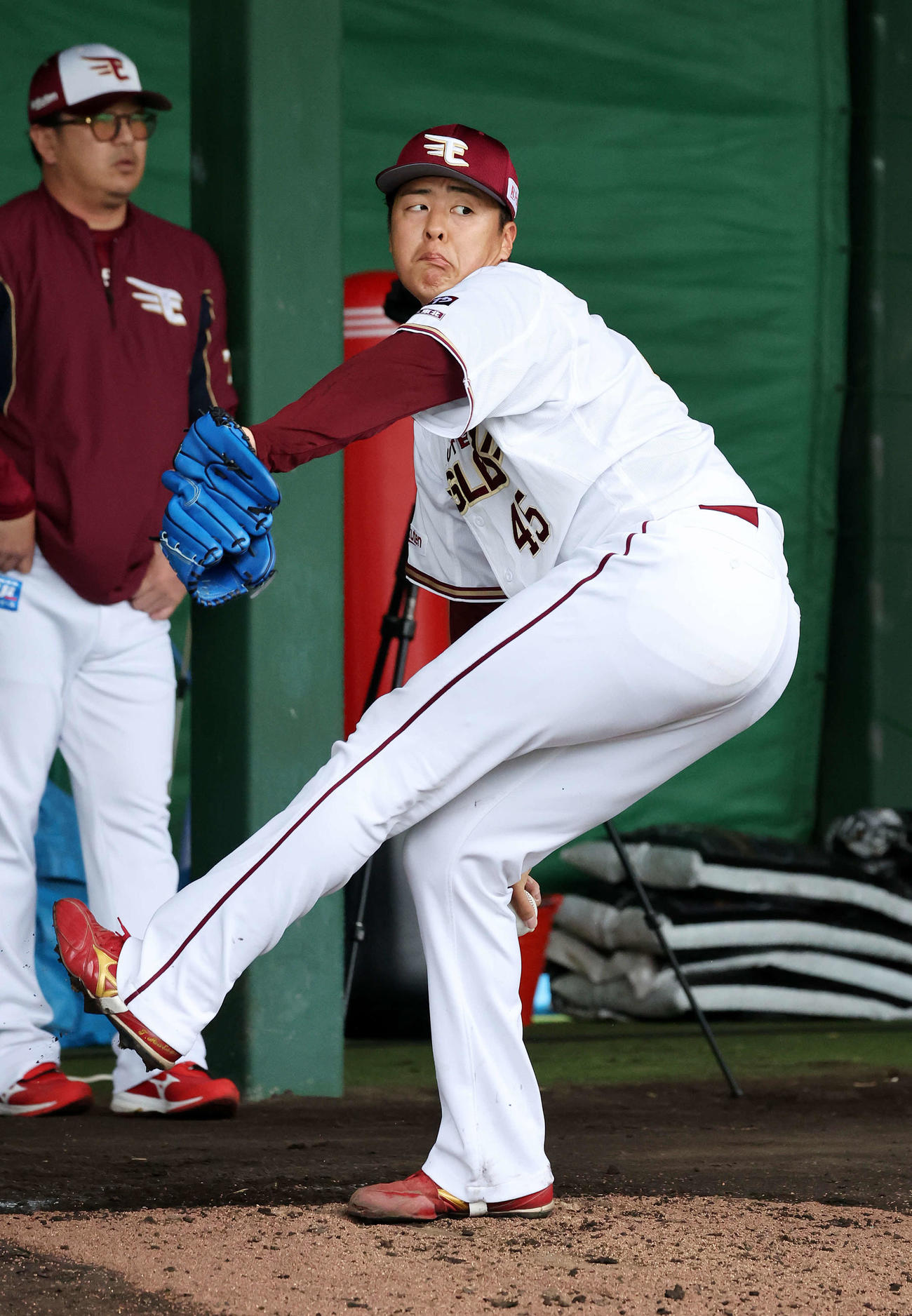 ブルペン投球する楽天松井友（撮影・鈴木正人）