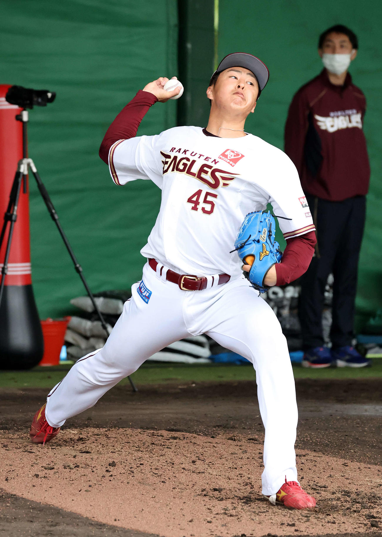 ブルペン投球する楽天松井友（撮影・鈴木正人）