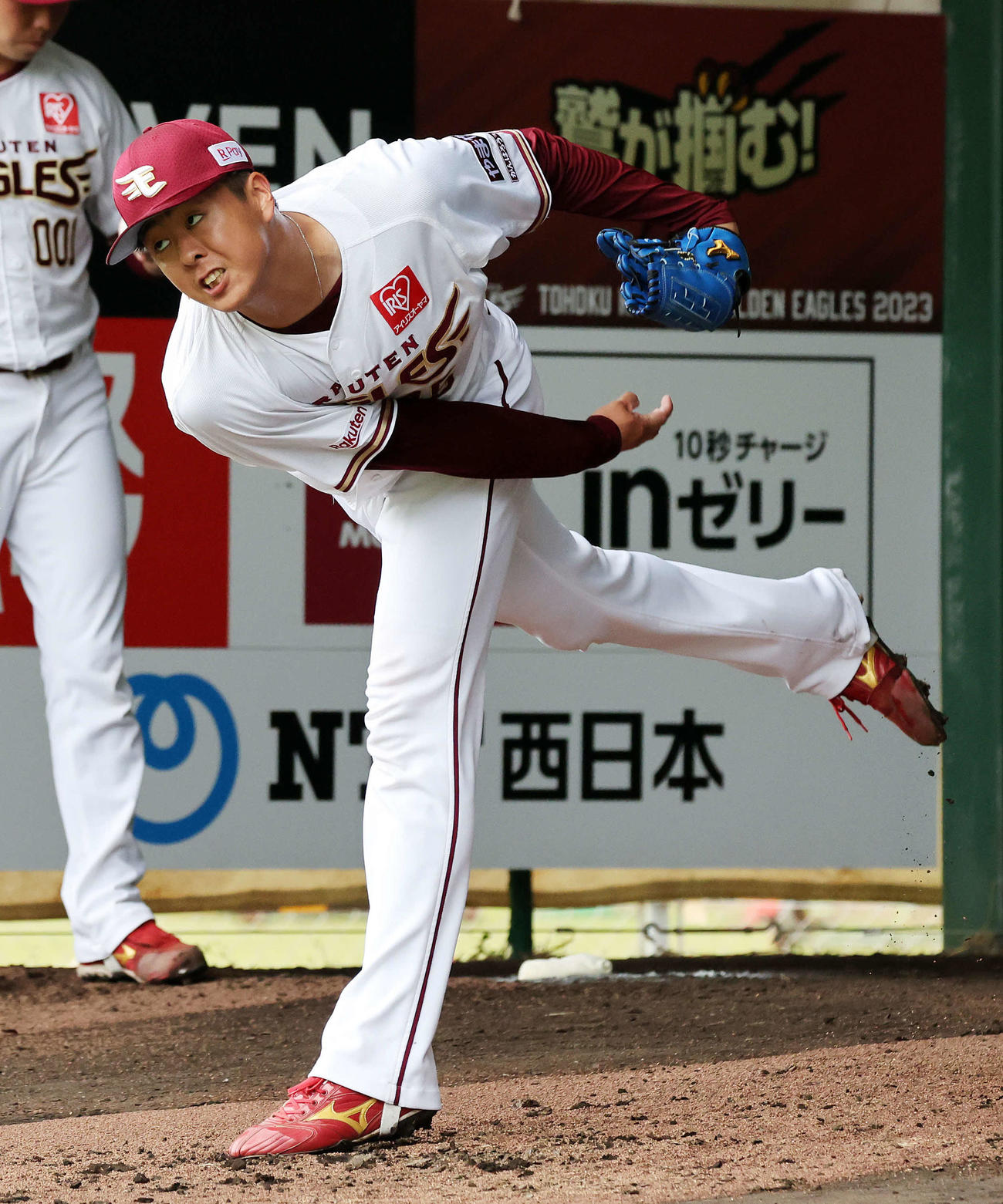 ブルペン投球する楽天松井友（撮影・鈴木正人）