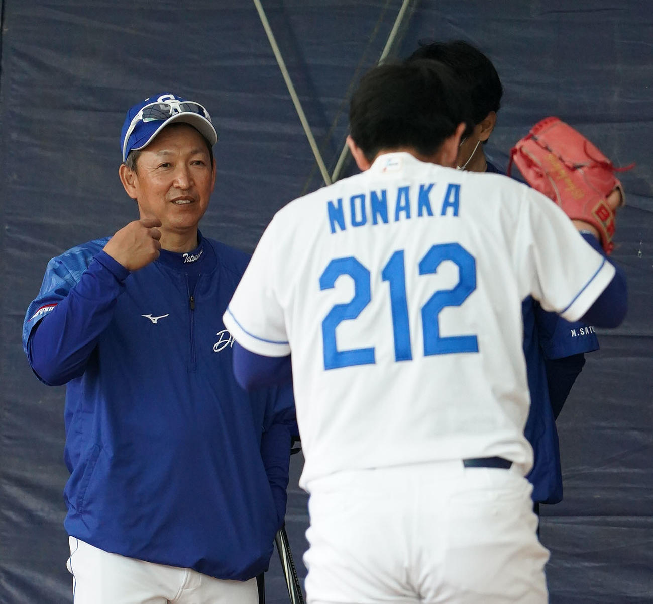 2軍キャンプ地を訪れ野中と言葉を交わす立浪監督（左）（撮影・森本幸一）