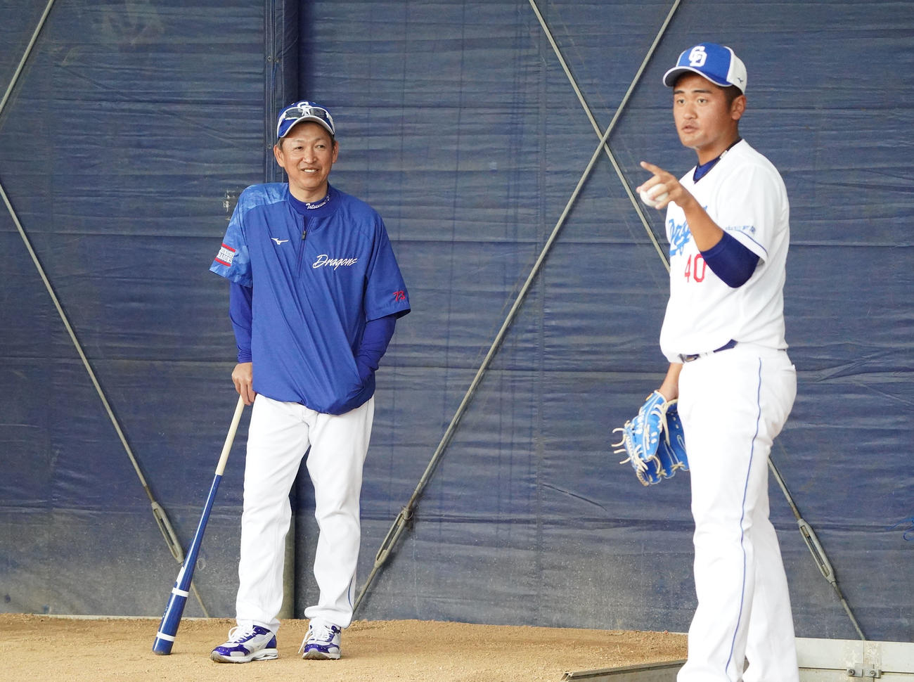 2軍キャンプ地を訪れ森山の練習を見つめる立浪監督（右）（撮影・森本幸一）