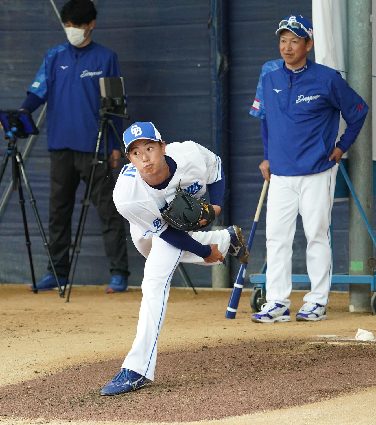 2軍キャンプ地を訪れた立浪監督の前で投球練習をする仲地（手前）（撮影・森本幸一）