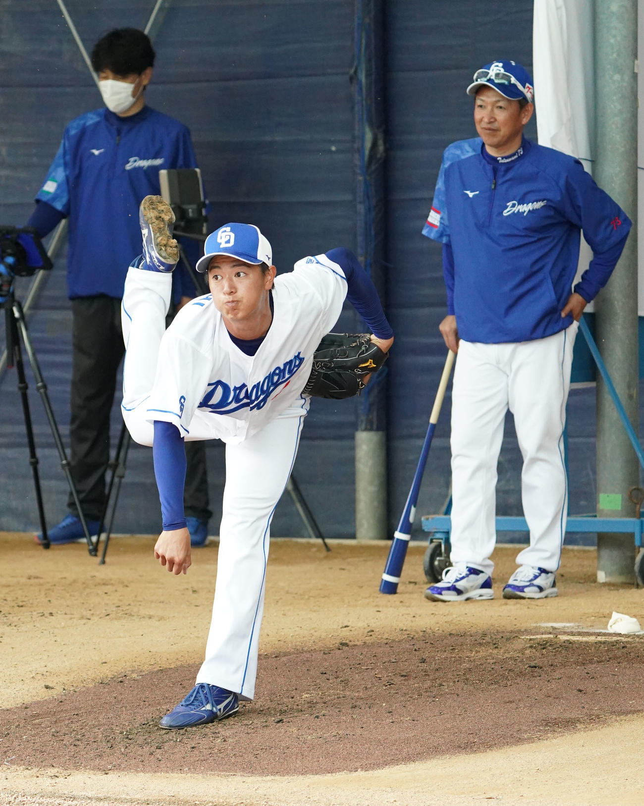 2軍キャンプ地を訪れた立浪監督の前で投球練習をする仲地（手前）（撮影・森本幸一）