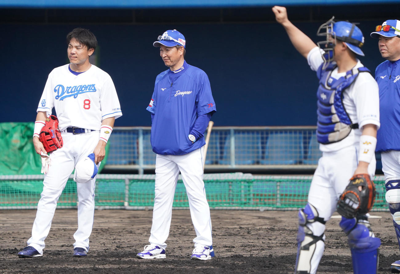 2軍キャンプ地を訪れ大島と言葉を交わす立浪監督（左から2人目）（撮影・森本幸一）