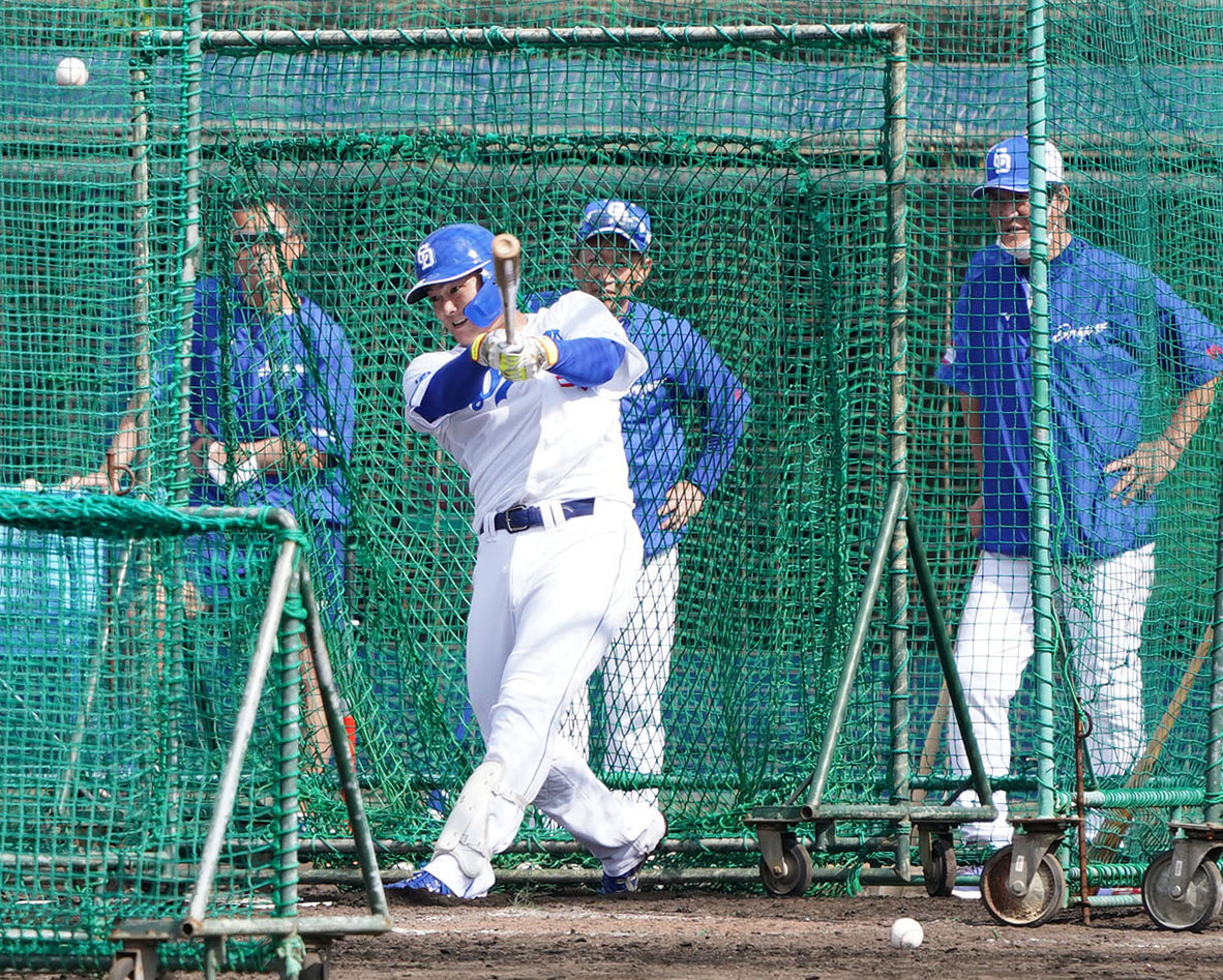 フリー打撃練習をする石川昂（手前）奥・中央は立浪監督（撮影・森本幸一）