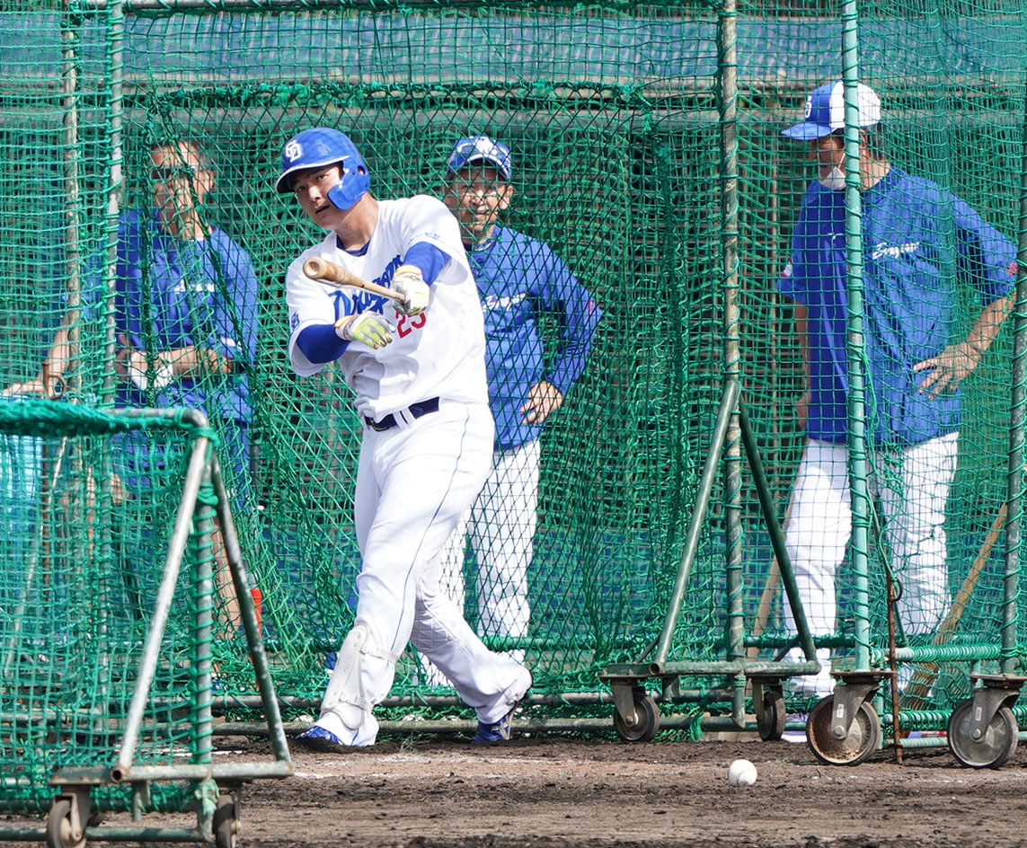 フリー打撃練習をする石川昂（手前）奥・中央は立浪監督（撮影・森本幸一）