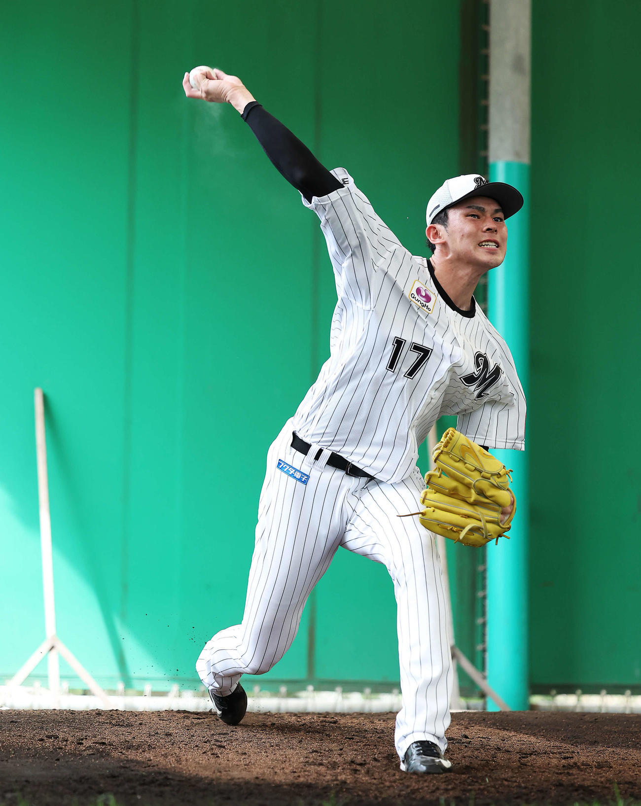 ブルペン投球するロッテ佐々木朗（撮影・河田真司）