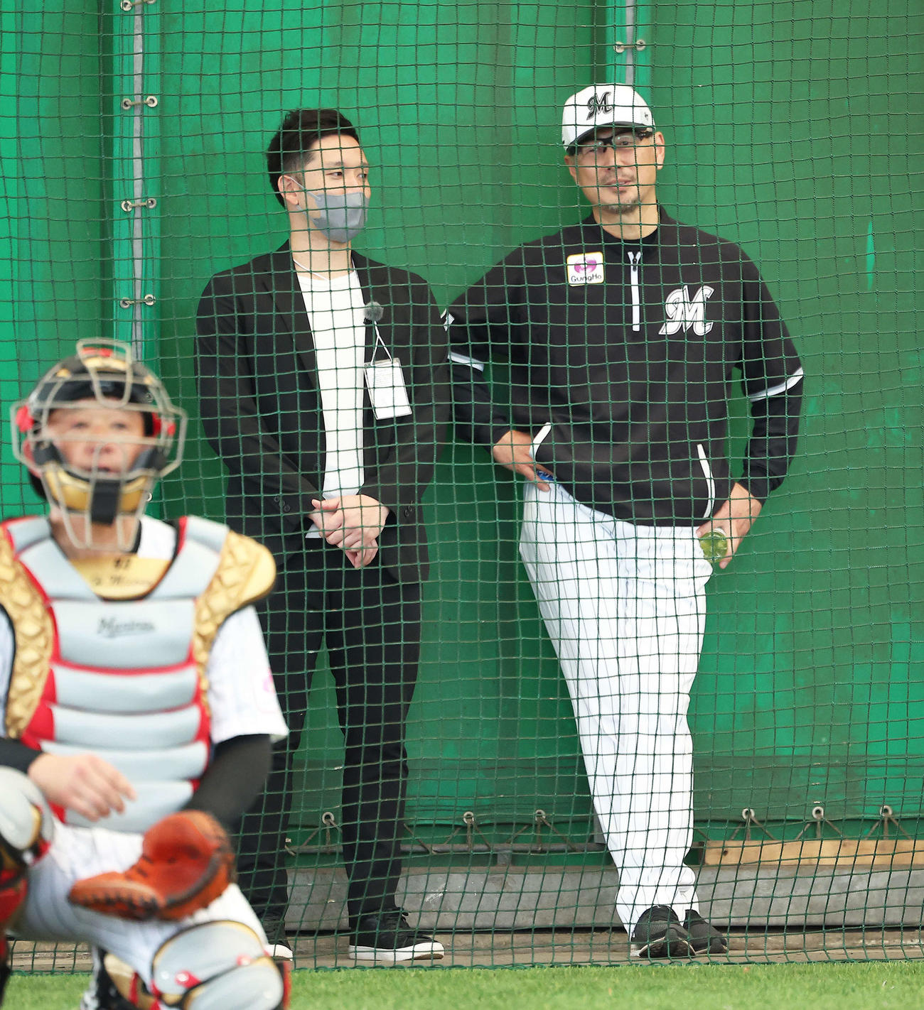 ブルペンで言葉を交わす杉谷氏（左）とロッテ吉井監督（撮影・河田真司）