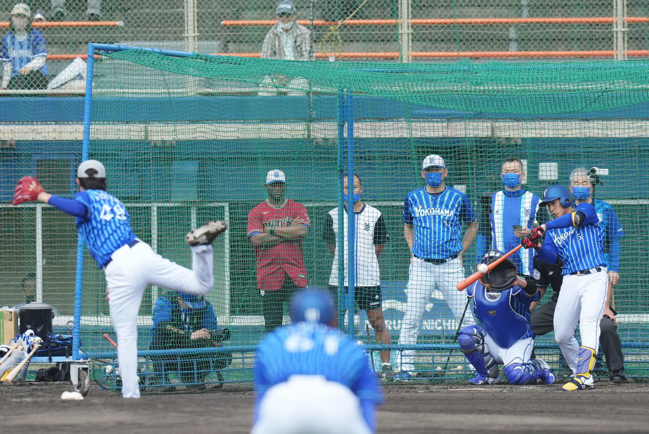 シート打撃でDeNA京山（左）から右前打を放つ松尾（右）（撮影・横山健太）