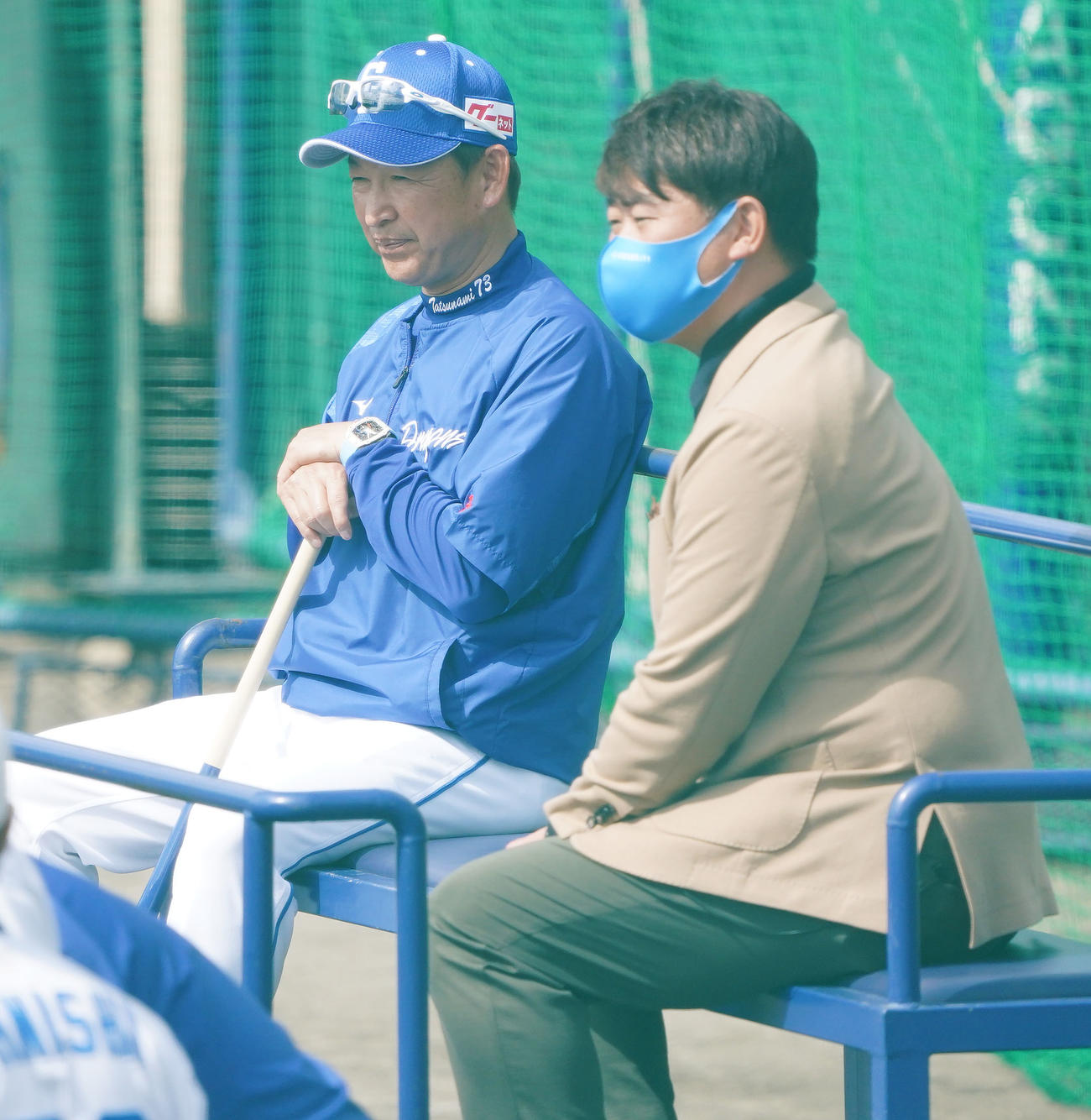 高橋宏のシート打撃練習登板を見つめる立浪監督（左）と松坂大輔氏（撮影・森本幸一）