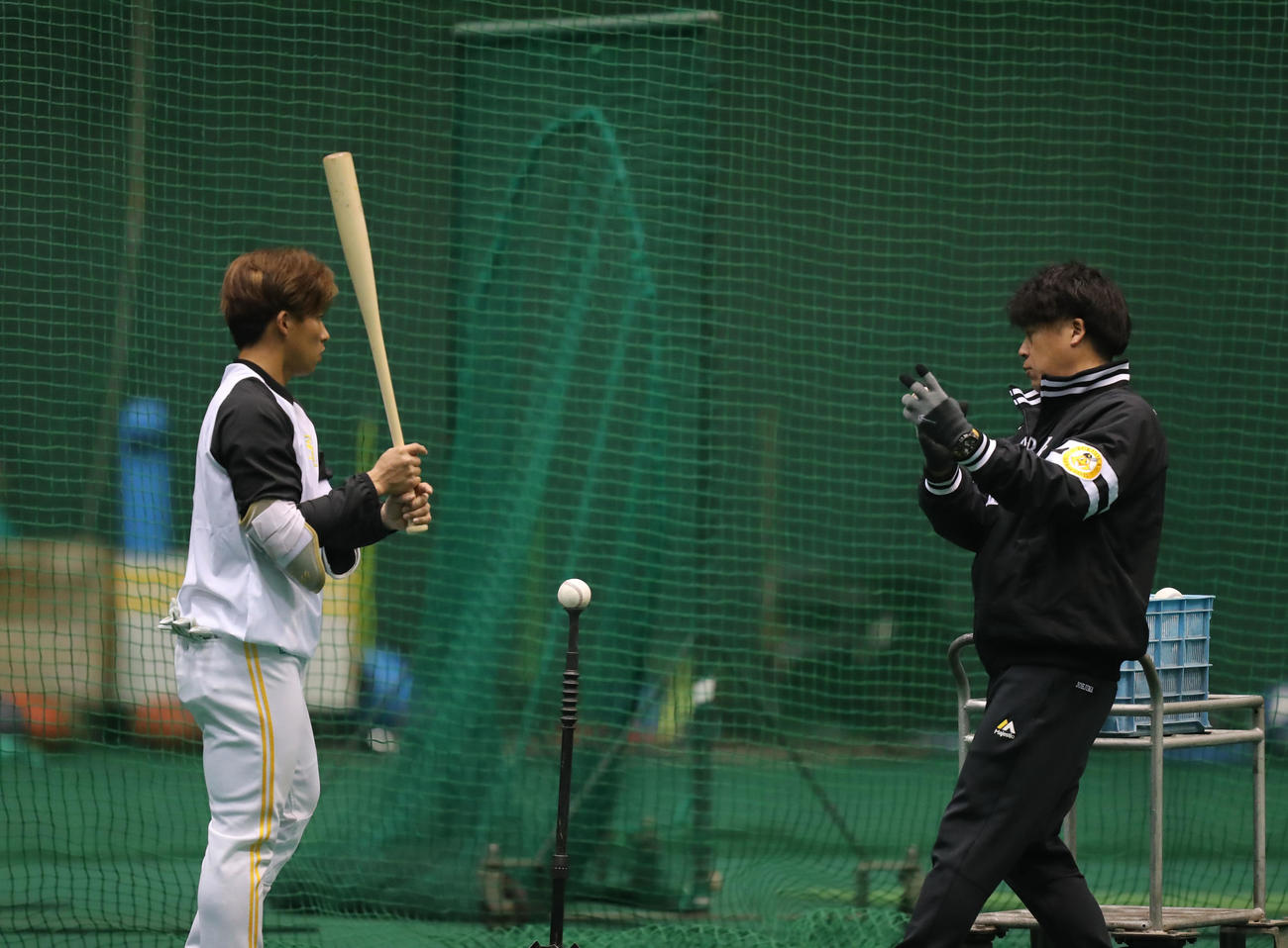 城島球団会長付特別アドバイザー（右）に指導を受ける野村勇（撮影・屋方直哉）
