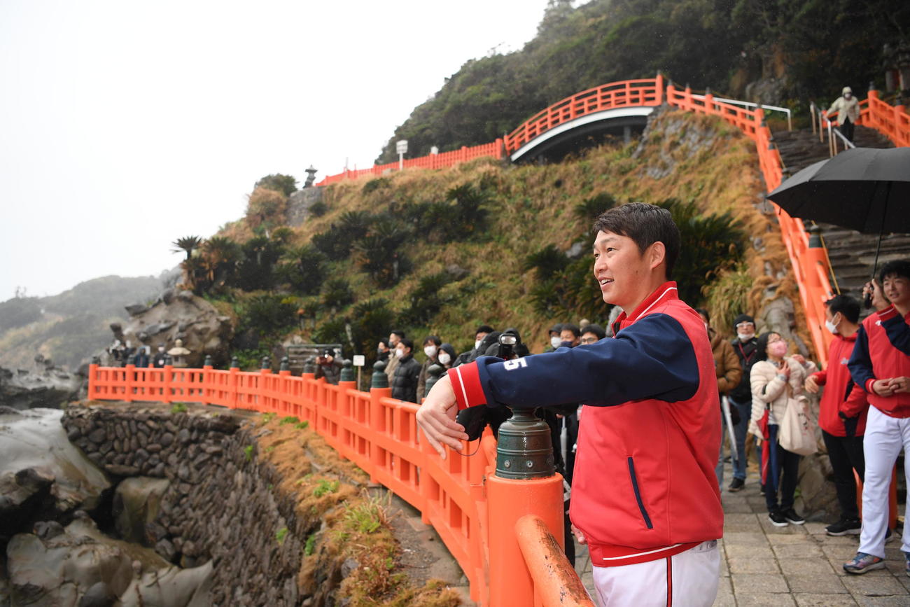 運玉を投げる広島新井監督（代表撮影）