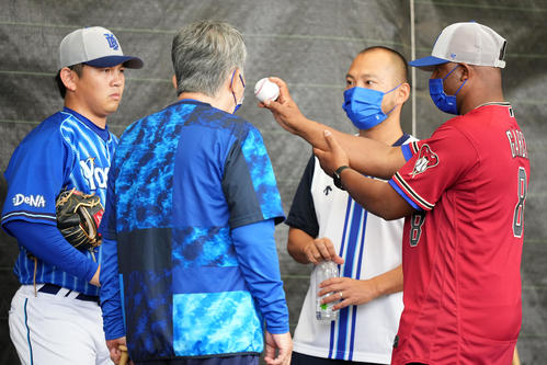 ブルペン投球後、言葉を交わすマニー・ガルシア特別コーチ（右）と山崎（左）（撮影・横山健太）