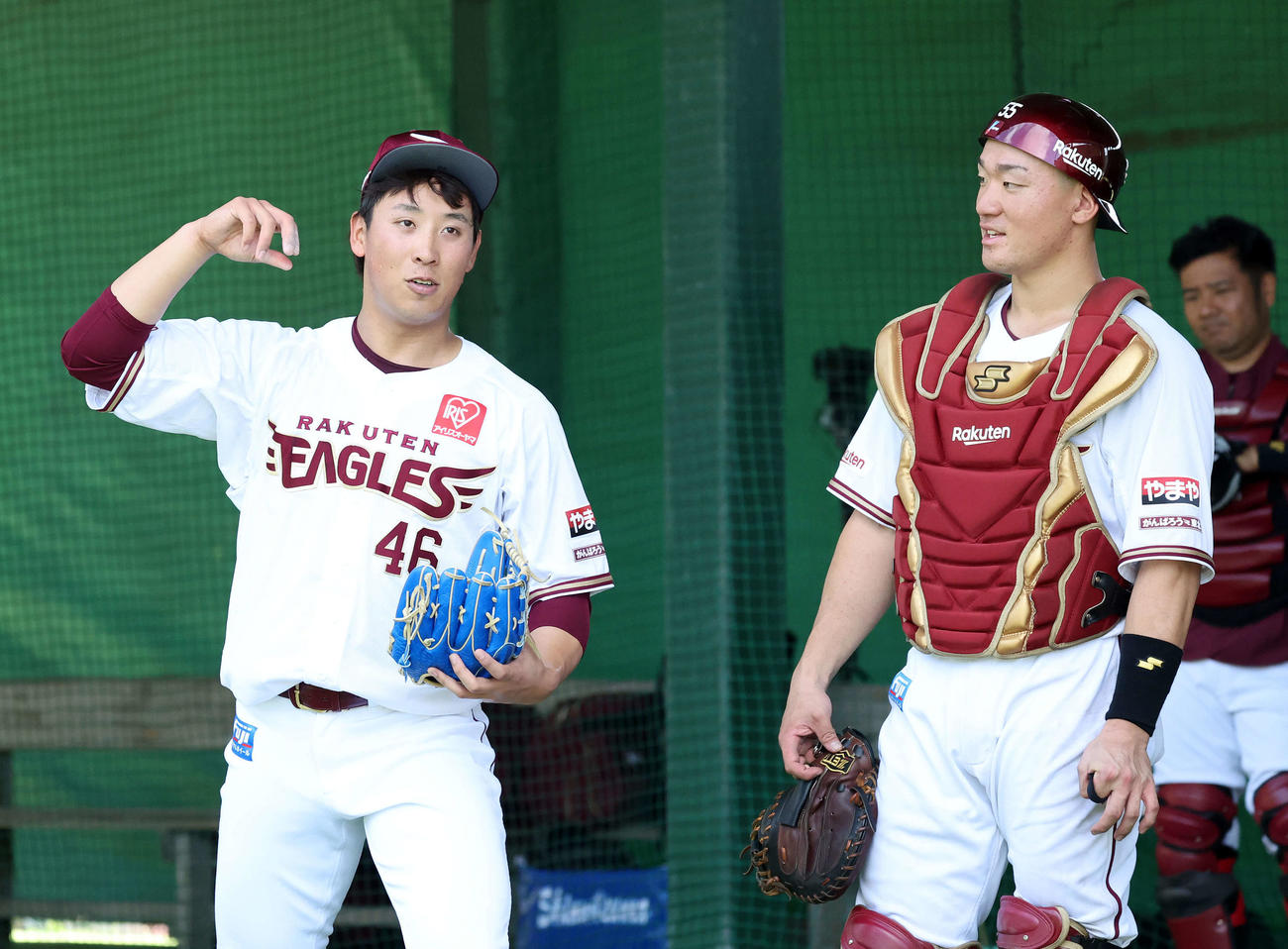 ブルペン投球を終え話す楽天藤平（左）と安田（撮影・鈴木正人）