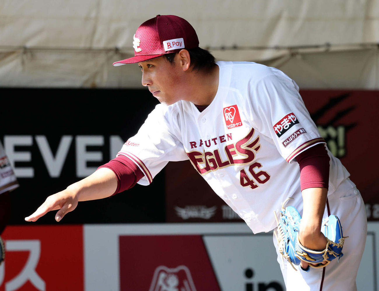 ブルペン投球中、球種を伝える楽天藤平（撮影・鈴木正人）