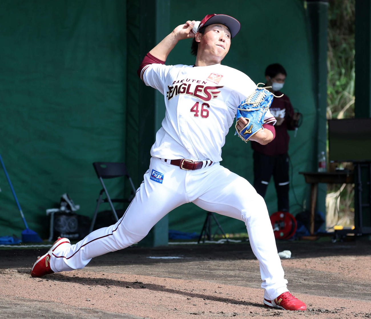 ブルペン投球する楽天藤平（撮影・鈴木正人）