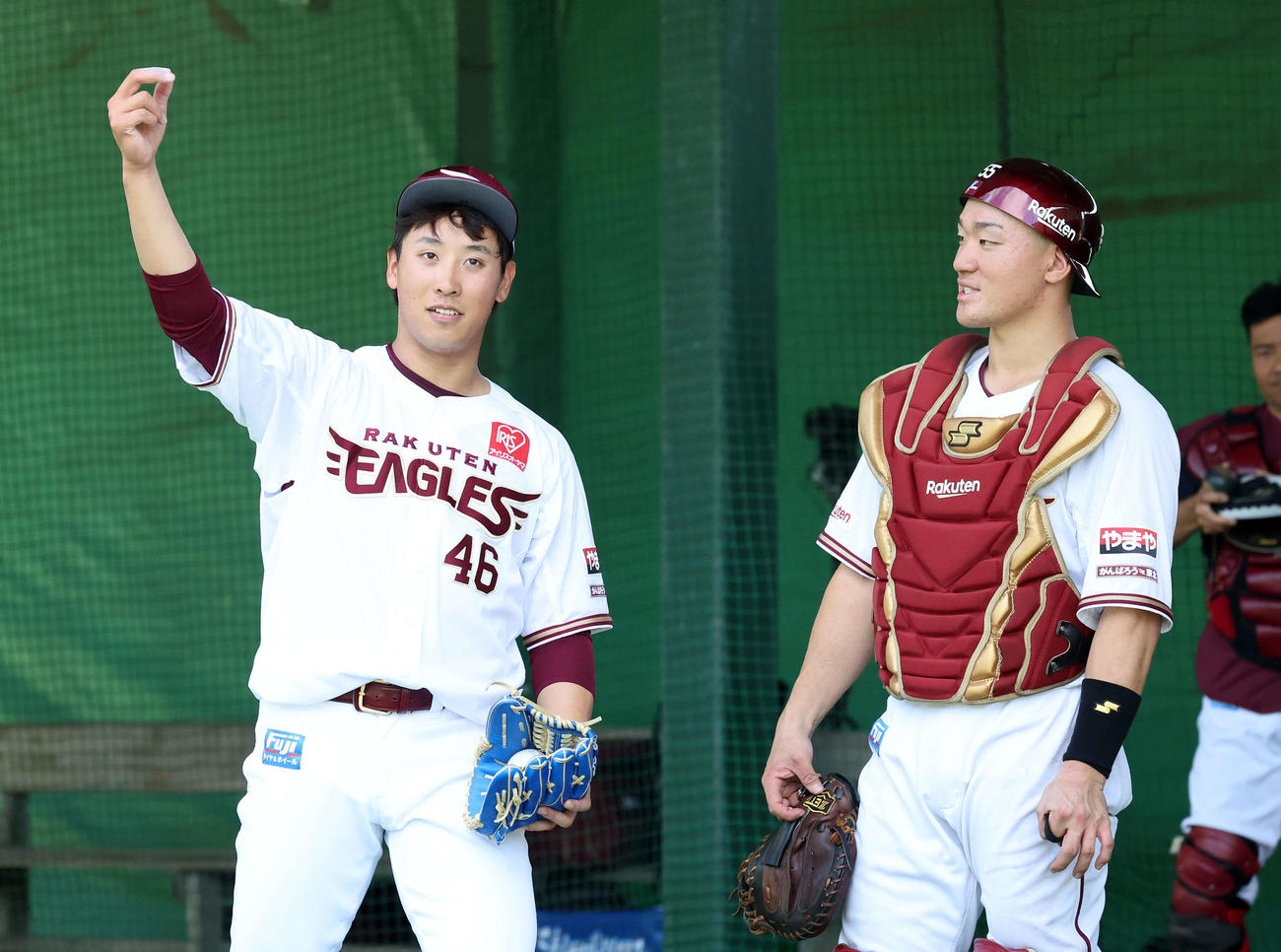 ブルペン投球を終え話す楽天藤平（左）と安田（撮影・鈴木正人）