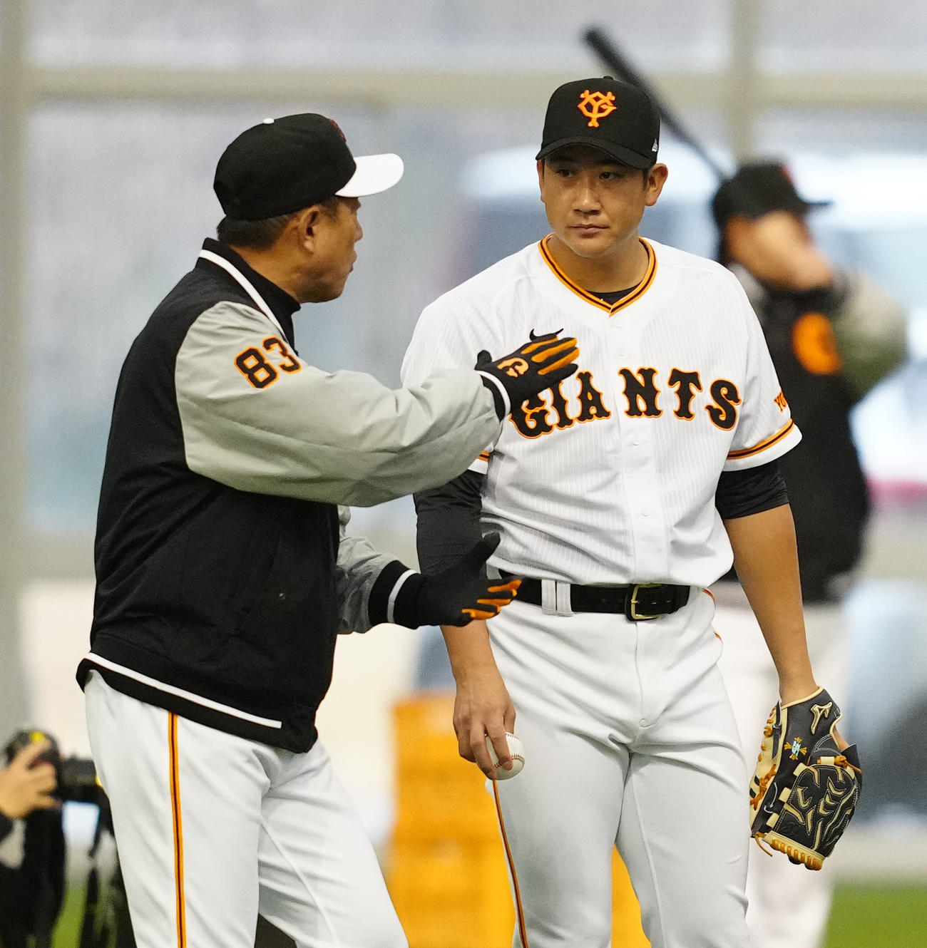 巨人原監督（左）と話す菅野（撮影・江口和貴）