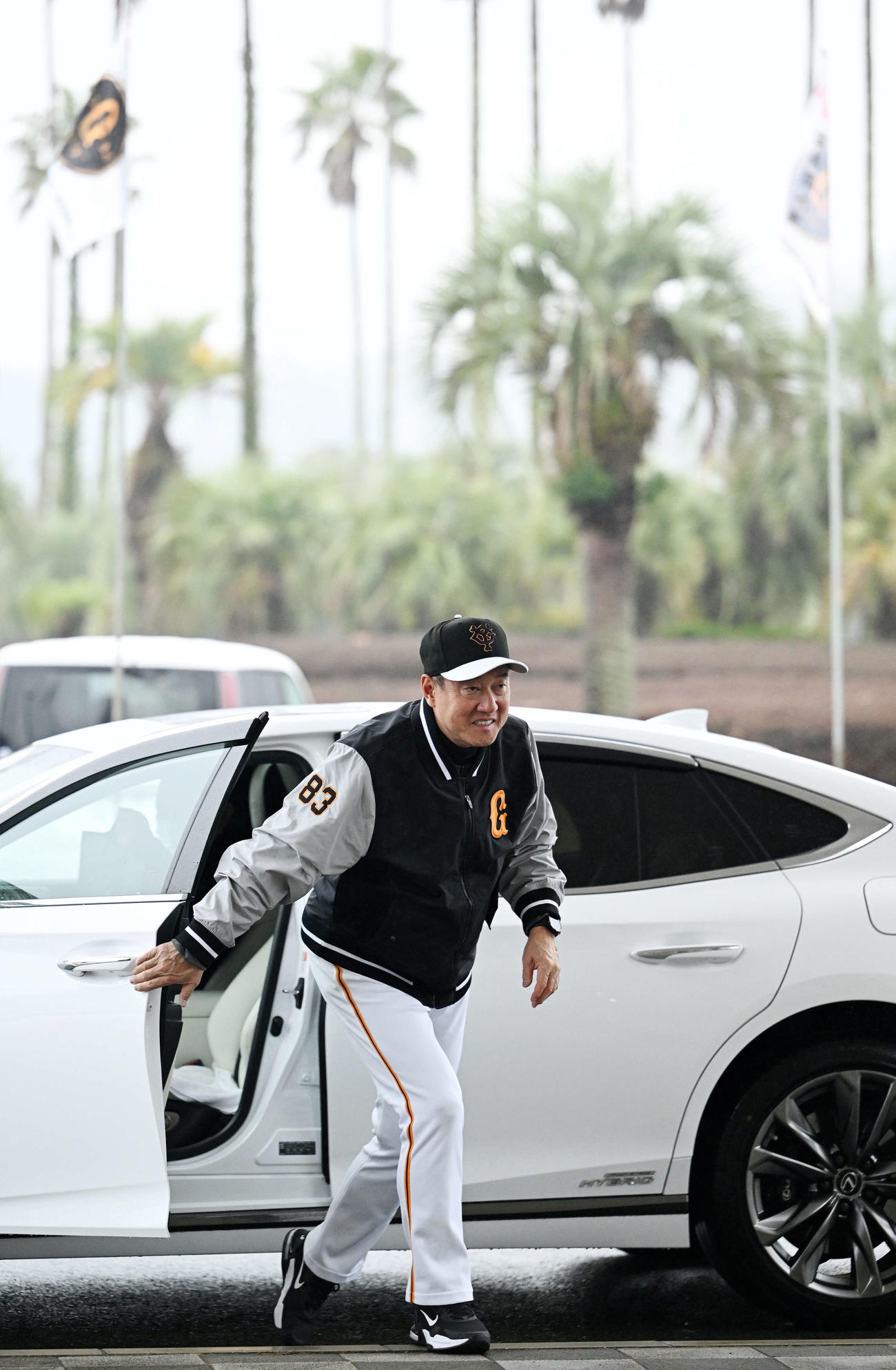 笑顔で室内練習場に入る巨人原監督（撮影・滝沢徹郎）