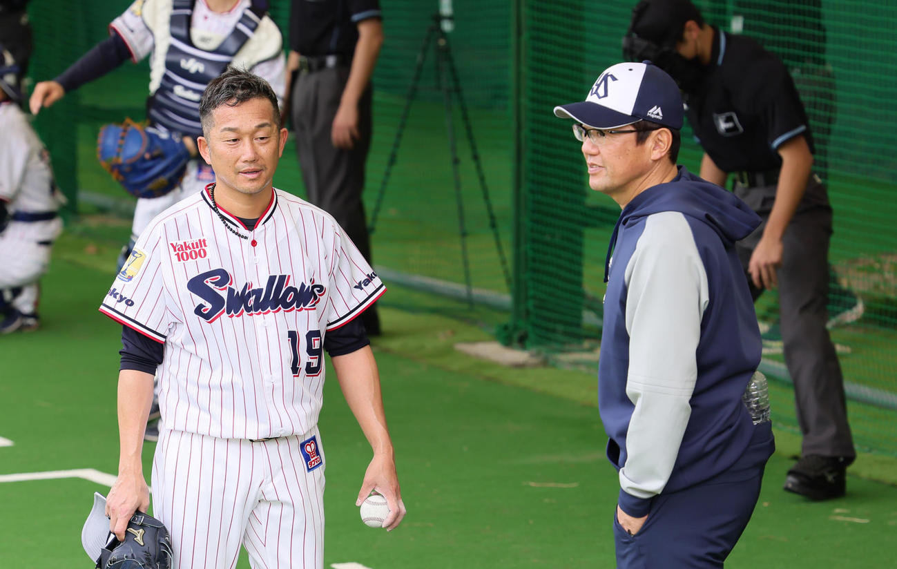 ブルペン投球を終えたヤクルト石川（左）は古田臨時コーチからアドバイスを受ける（撮影・足立雅史）