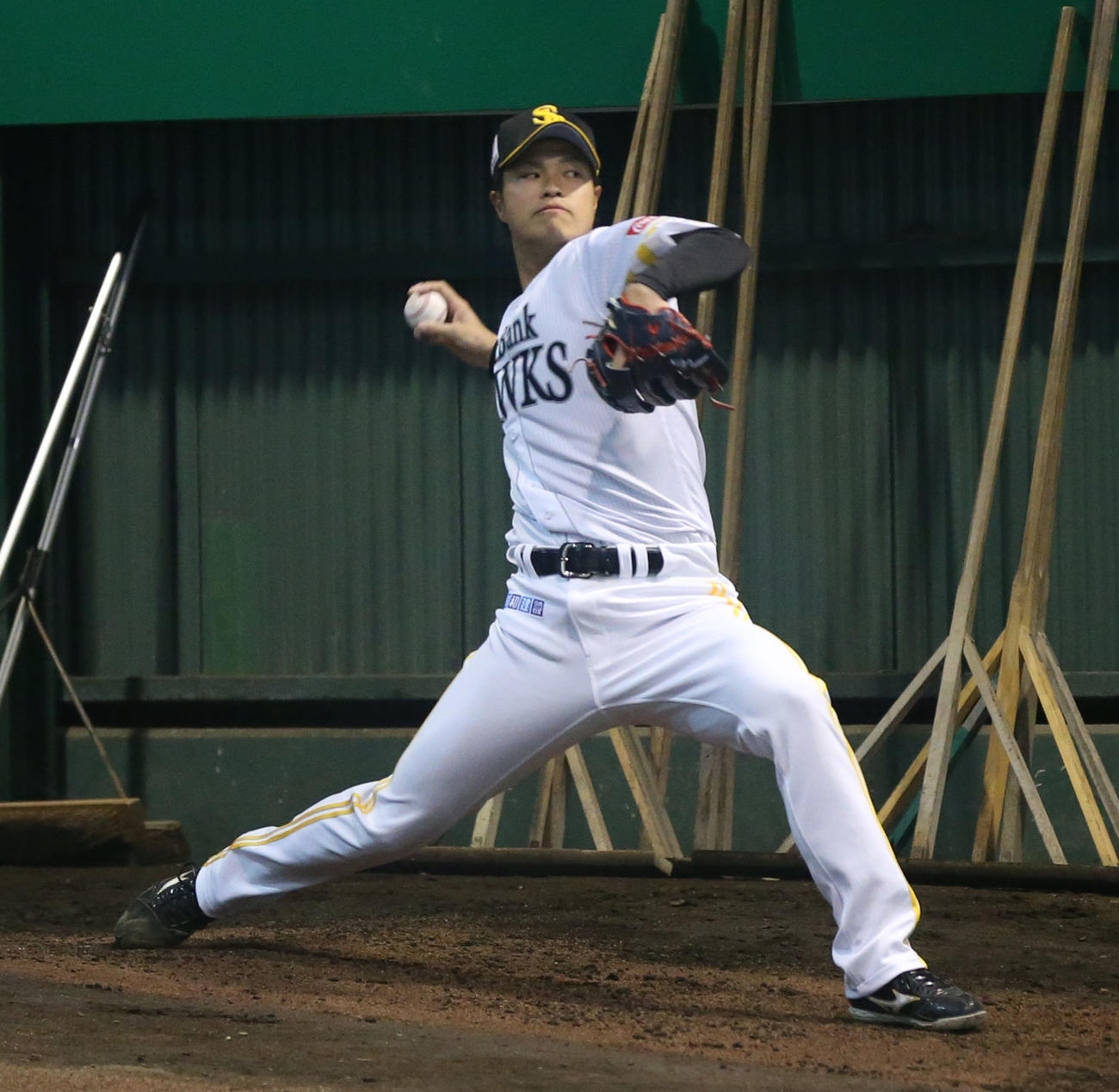 ブルペンで投げ込む甲斐野（撮影・屋方直哉）