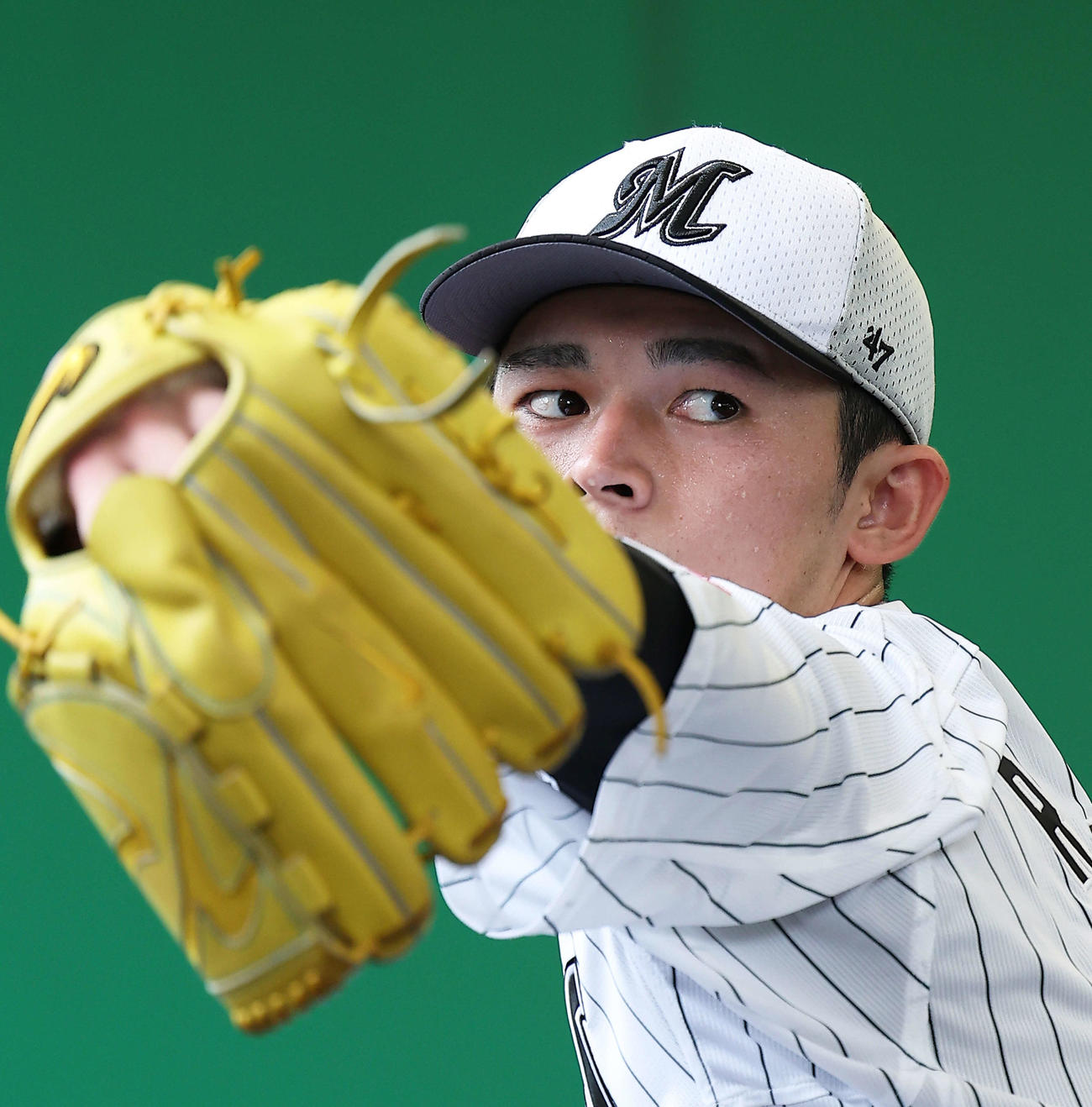 ブルペン投球するロッテ佐々木朗（撮影・河田真司）