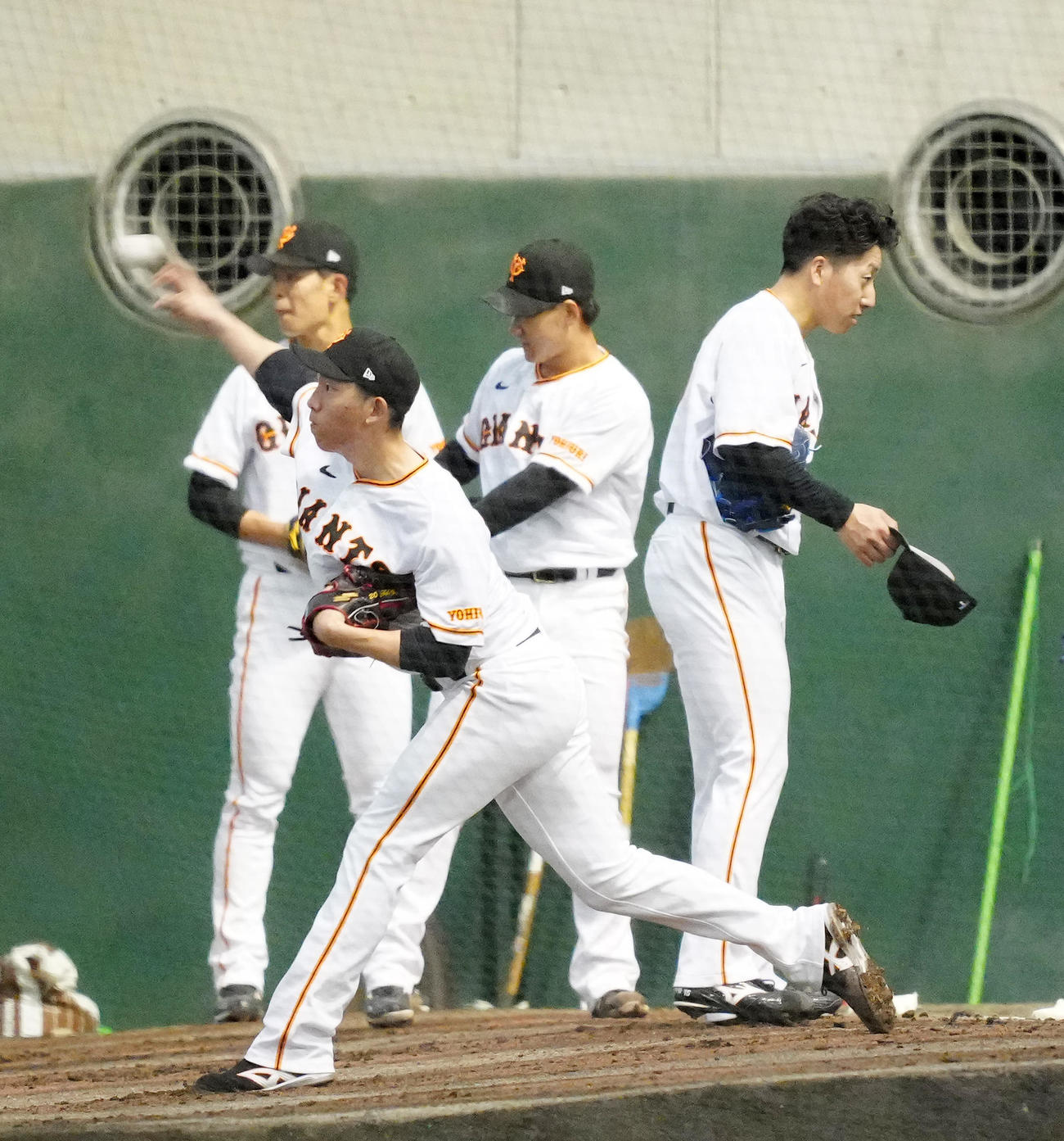 ブルペン投球する巨人戸郷（手前左）。同右は大勢（撮影・江口和貴）
