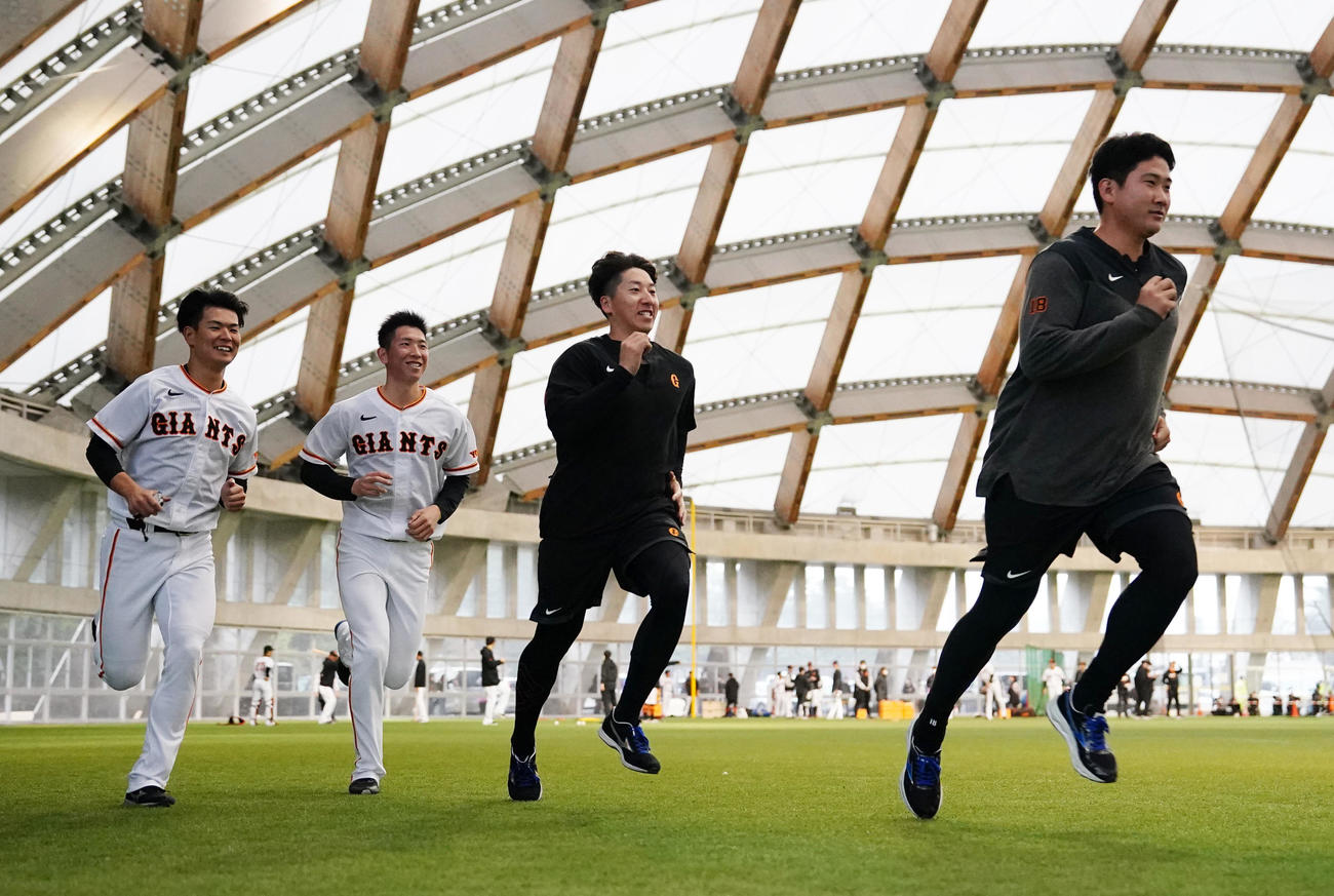 ポール間ダッシュを行う、右から巨人菅野、大勢、戸郷、山田（撮影・江口和貴）