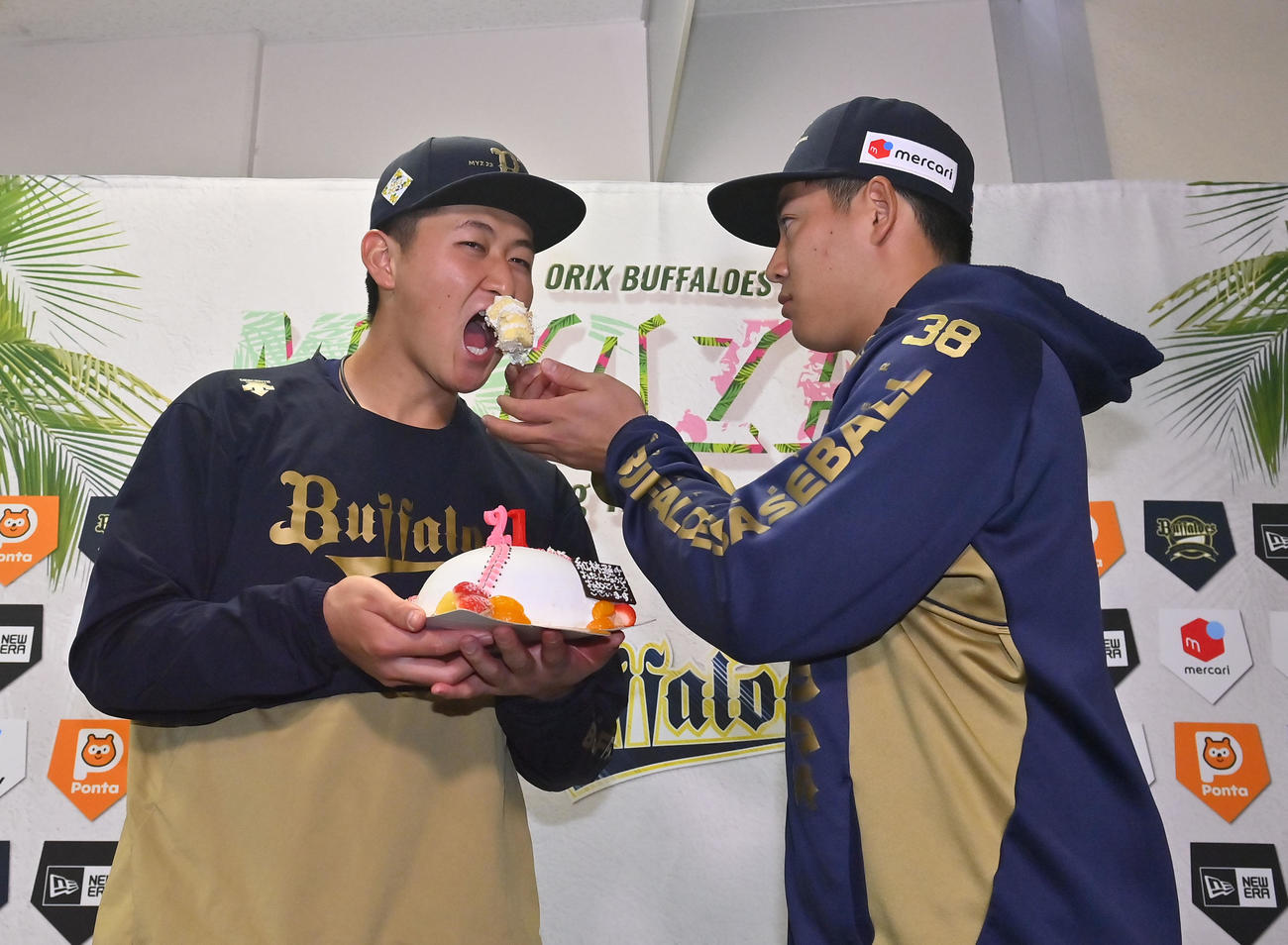 21歳の誕生日を迎え、来田（右）からバースデーケーキを食べさせてもらう紅林だったが狙いは鼻の頭に（撮影・和賀正仁）