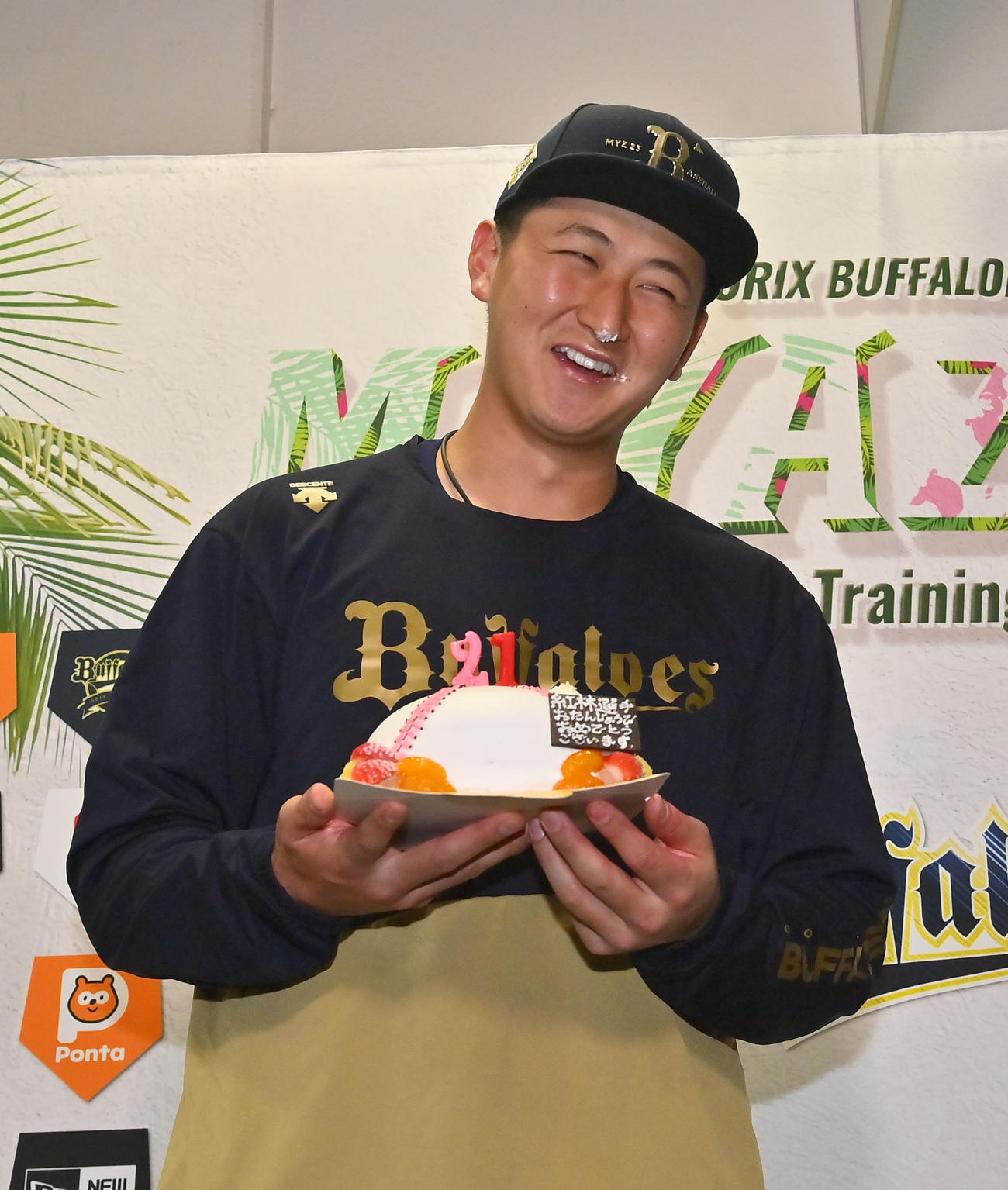 21歳の誕生日を迎え来田からバースデーケーキを食べさせてもらった紅林の鼻にはクリームが付いていた（撮影・和賀正仁）