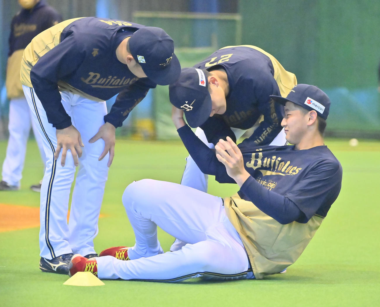 ウオームアップするオリックス紅林（右）の胸ぐらをつかむ元（撮影・和賀正仁）