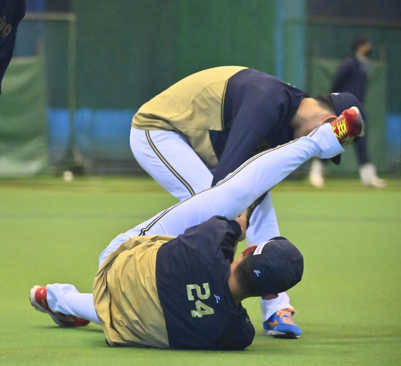 胸ぐらを元（中央）につかまれたオリックス紅林は右手をを決め足を伸ばす（撮影・和賀正仁）