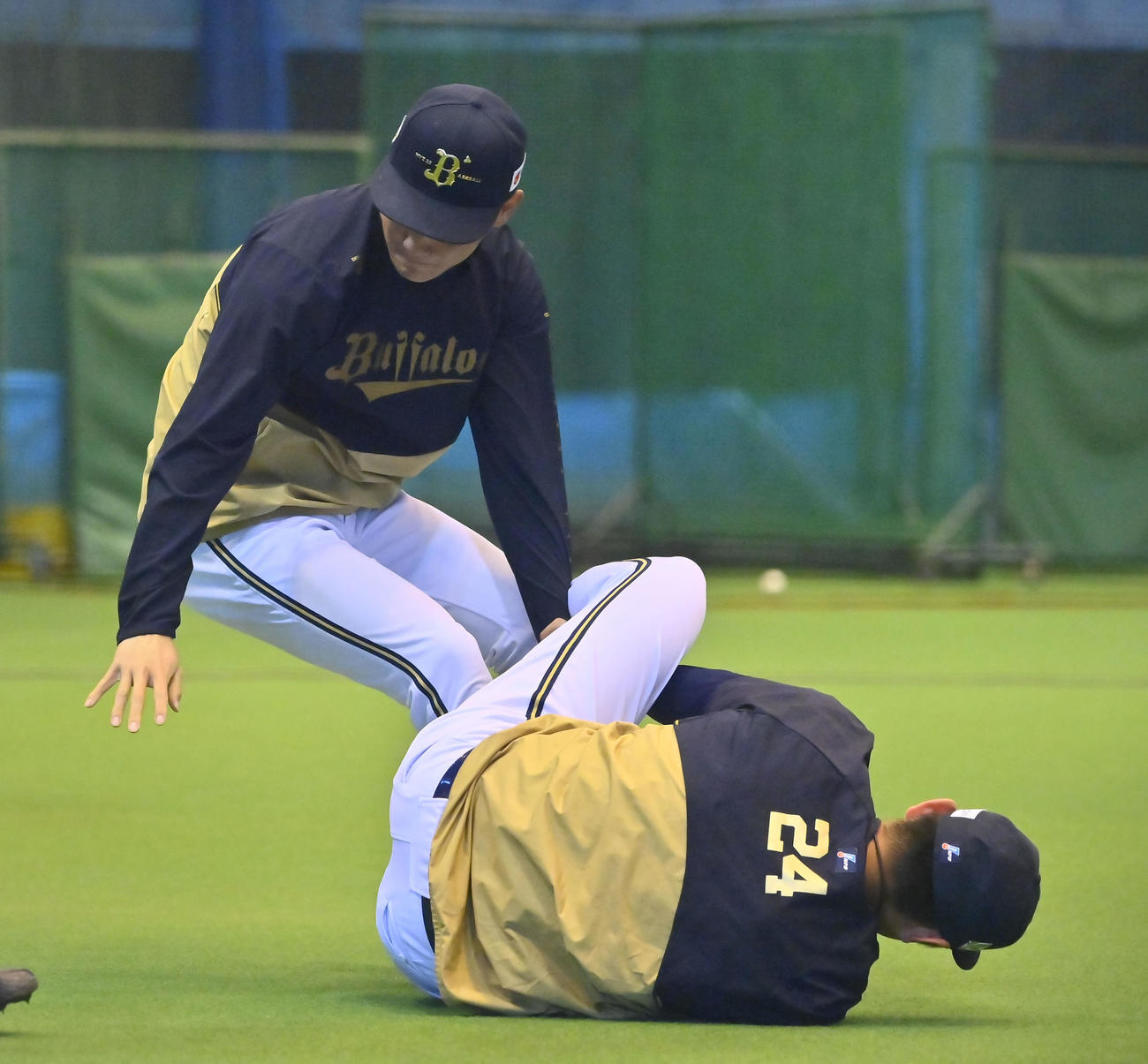 胸ぐらを元（中央）につかまれたオリックス紅林は右手をを決め足を伸ばす（撮影・和賀正仁）