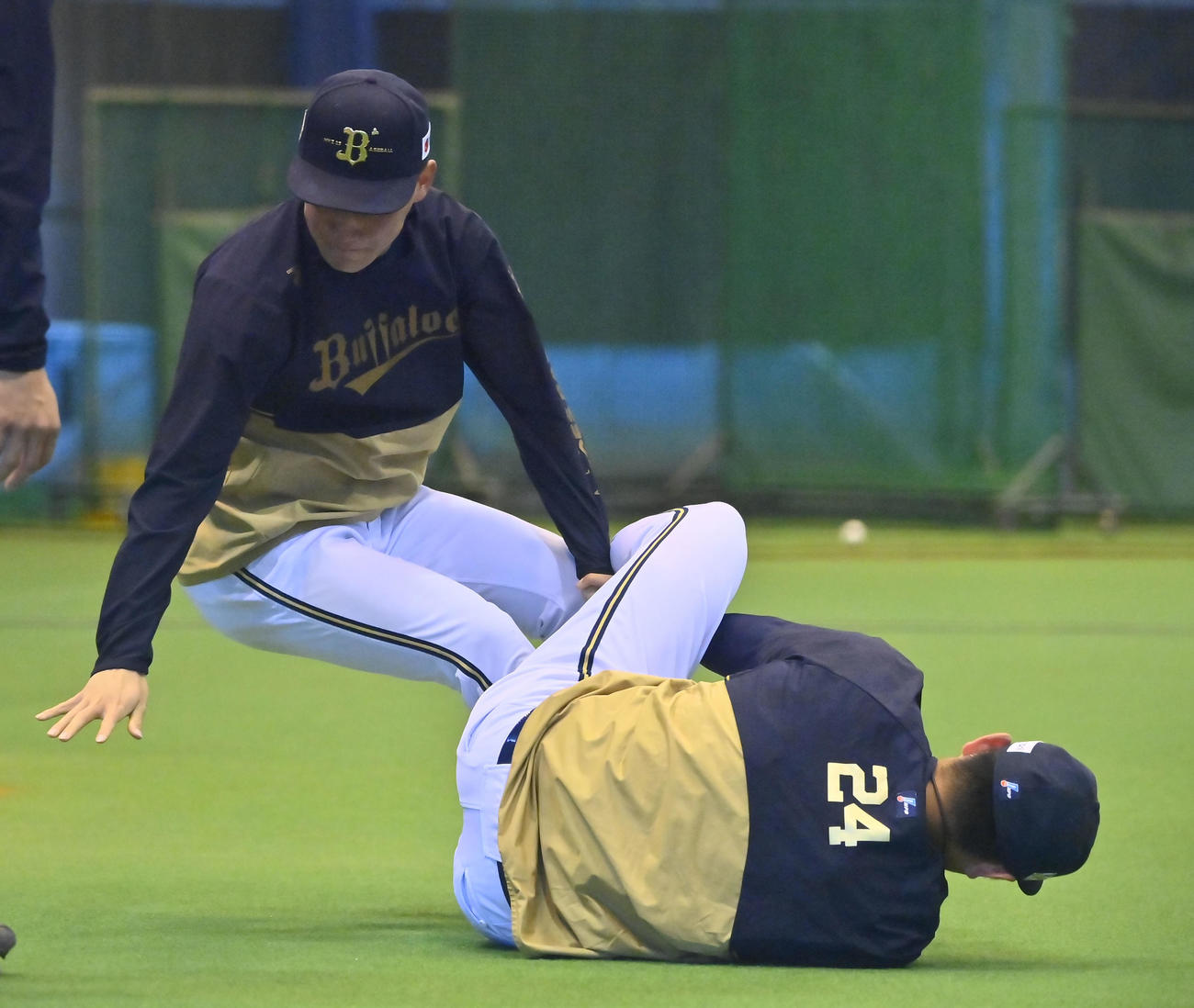 胸ぐらを元（中央）につかまれたオリックス紅林は右手をを決め足を伸ばす（撮影・和賀正仁）