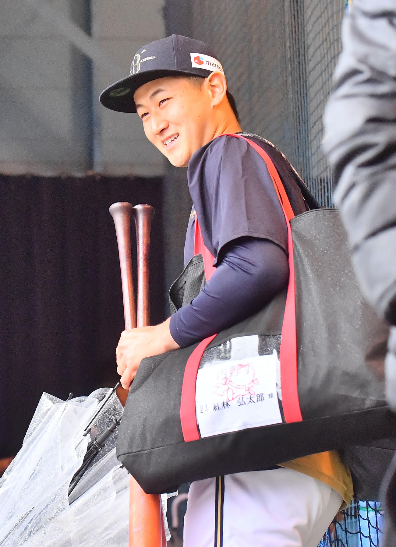 笑顔で移動するオリックス紅林（撮影・和賀正仁）