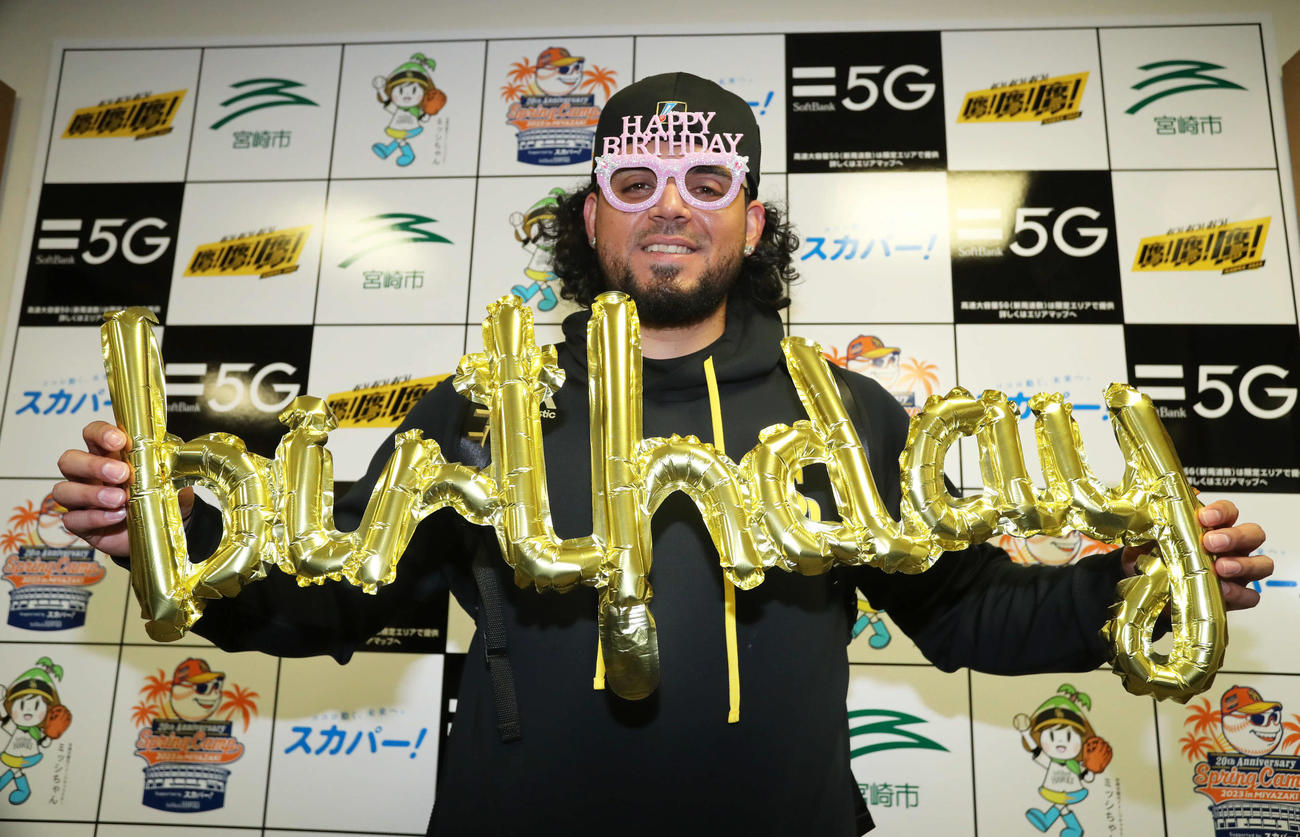 誕生日を迎えたソフトバンクのオスナは「HAPPY BIRTHDAY」のメガネをかける（撮影・屋方直哉）