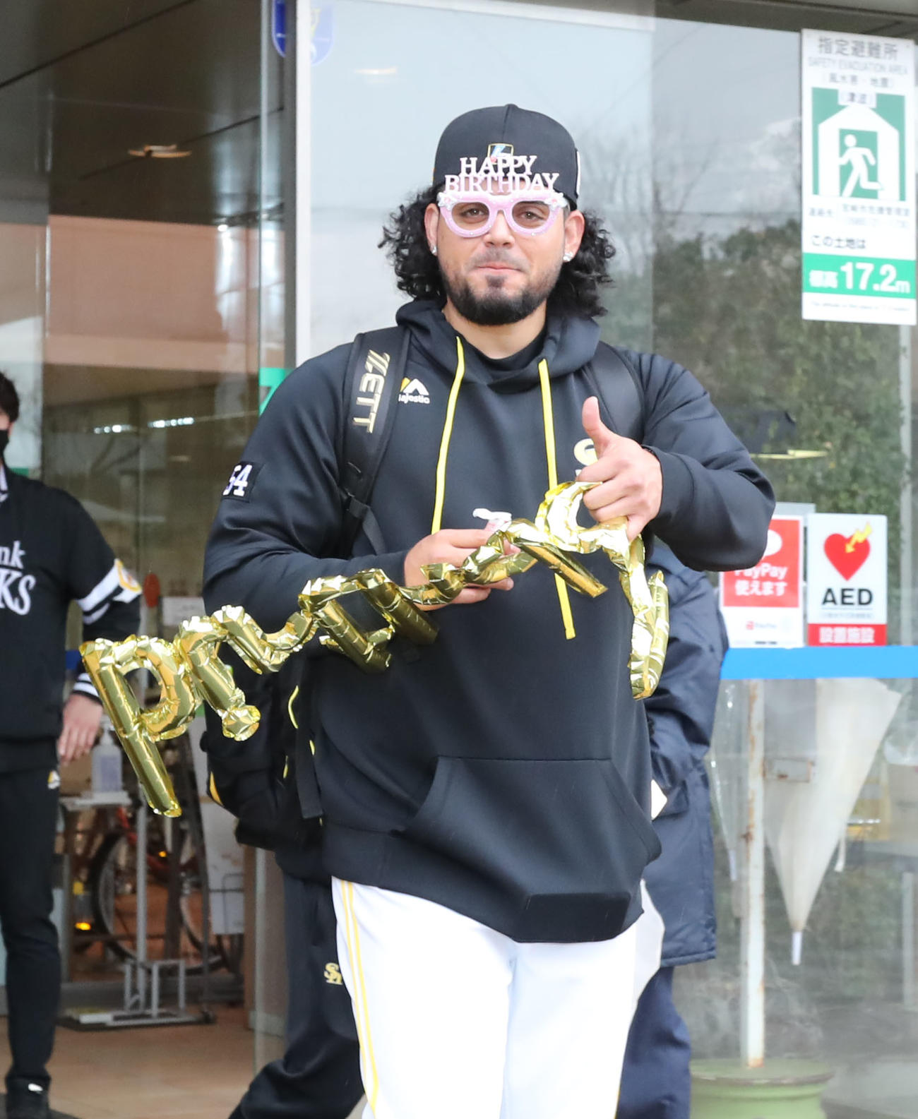 誕生日を迎えたオスナは、「HAPPY BIRTHDAY」のメガネをかけたままバスに乗り込む（撮影・屋方直哉）
