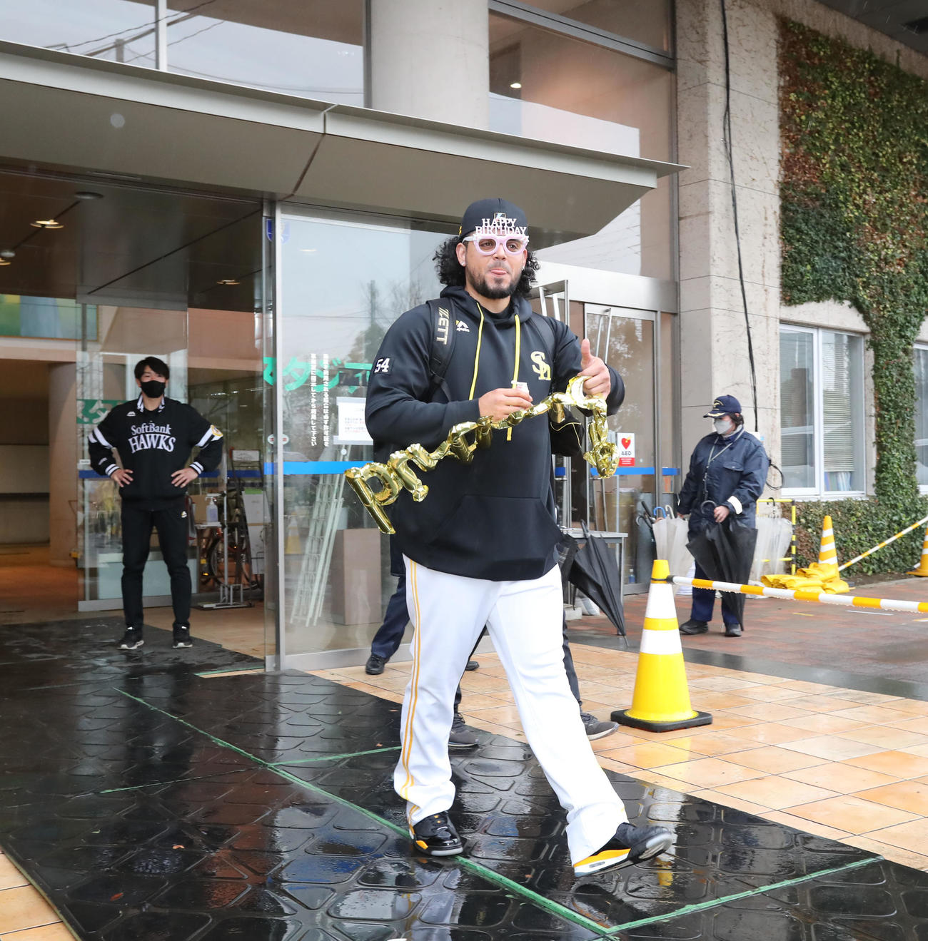 誕生日を迎え「HAPPY BIRTHDAY」のサングラスをかけたままバスに乗り込むオスナ（撮影・屋方直哉）