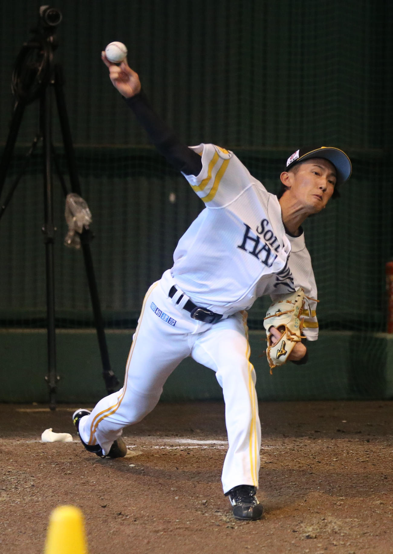 ブルペンで投げ込む大津（撮影・屋方直哉）