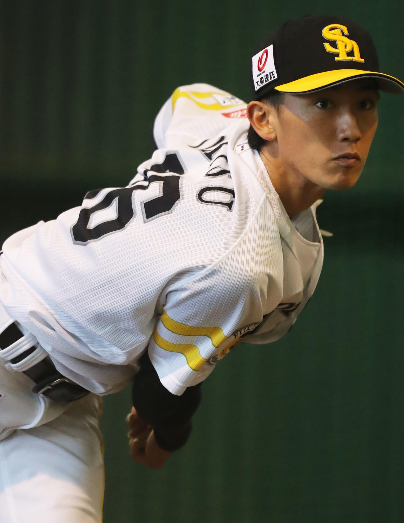 ブルペンで投げ込む大津（撮影・屋方直哉）
