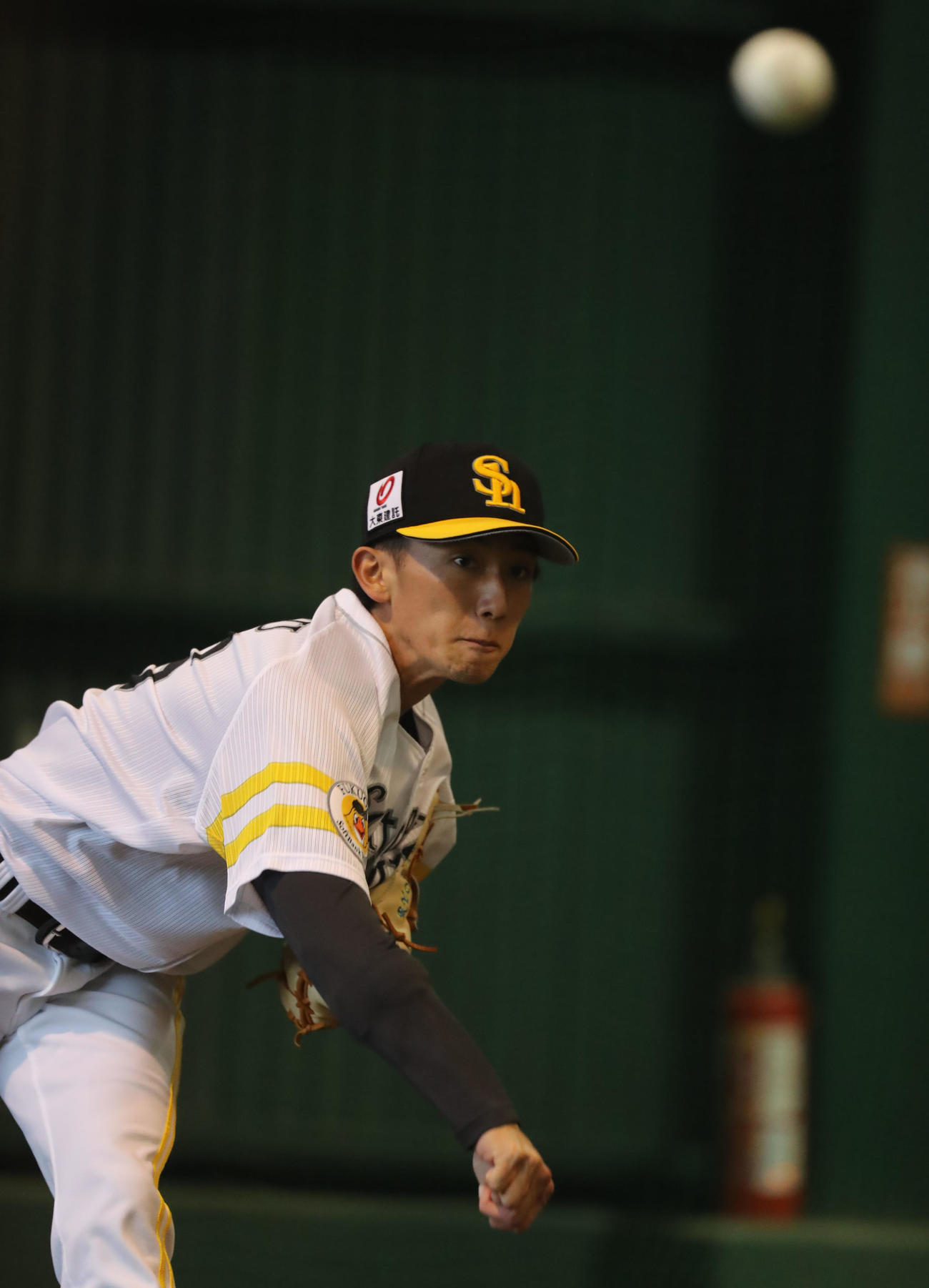 ブルペンで投げ込む大津（撮影・屋方直哉）